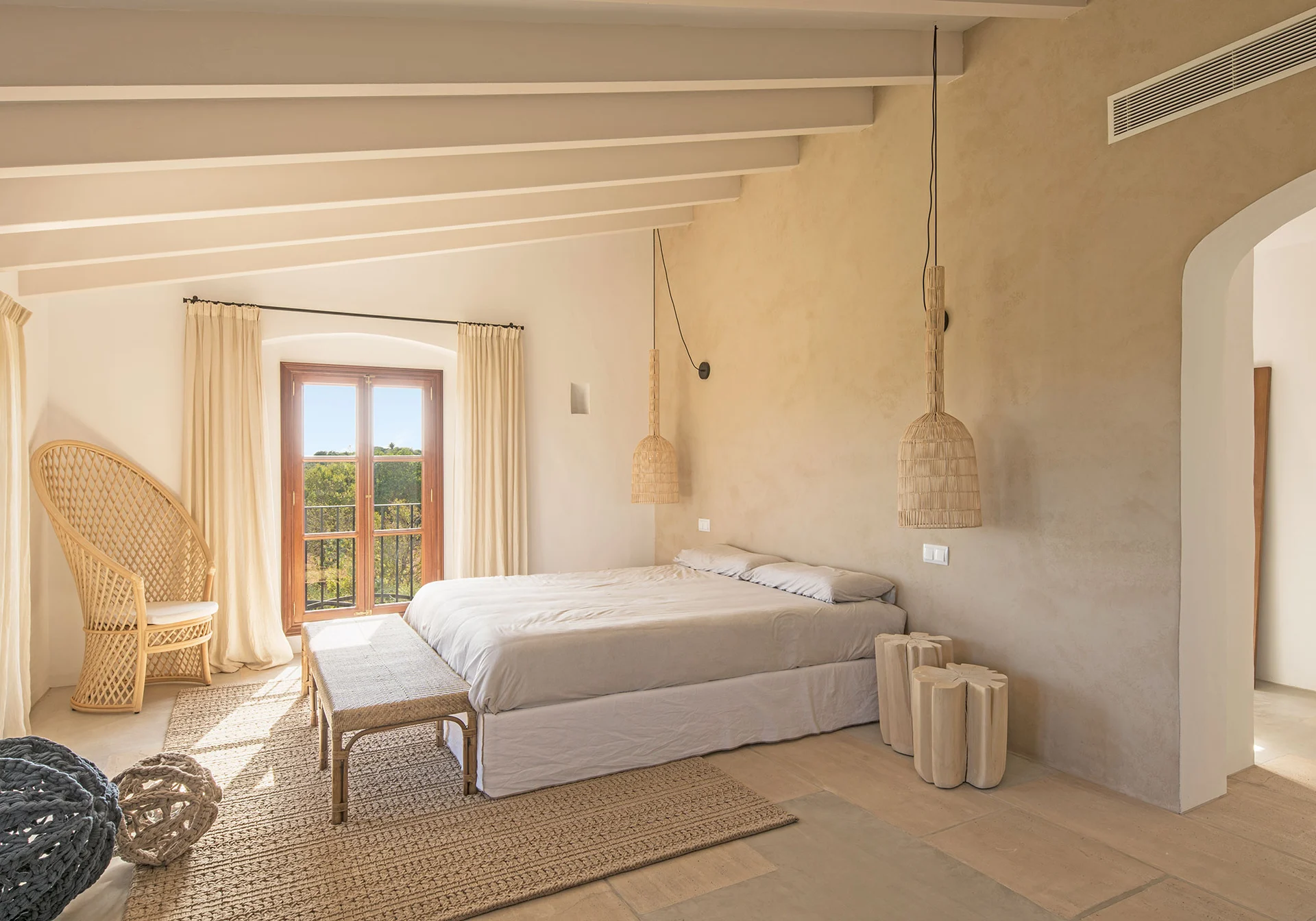 chambre avec poutres maison en pierres avec piscine Majorque