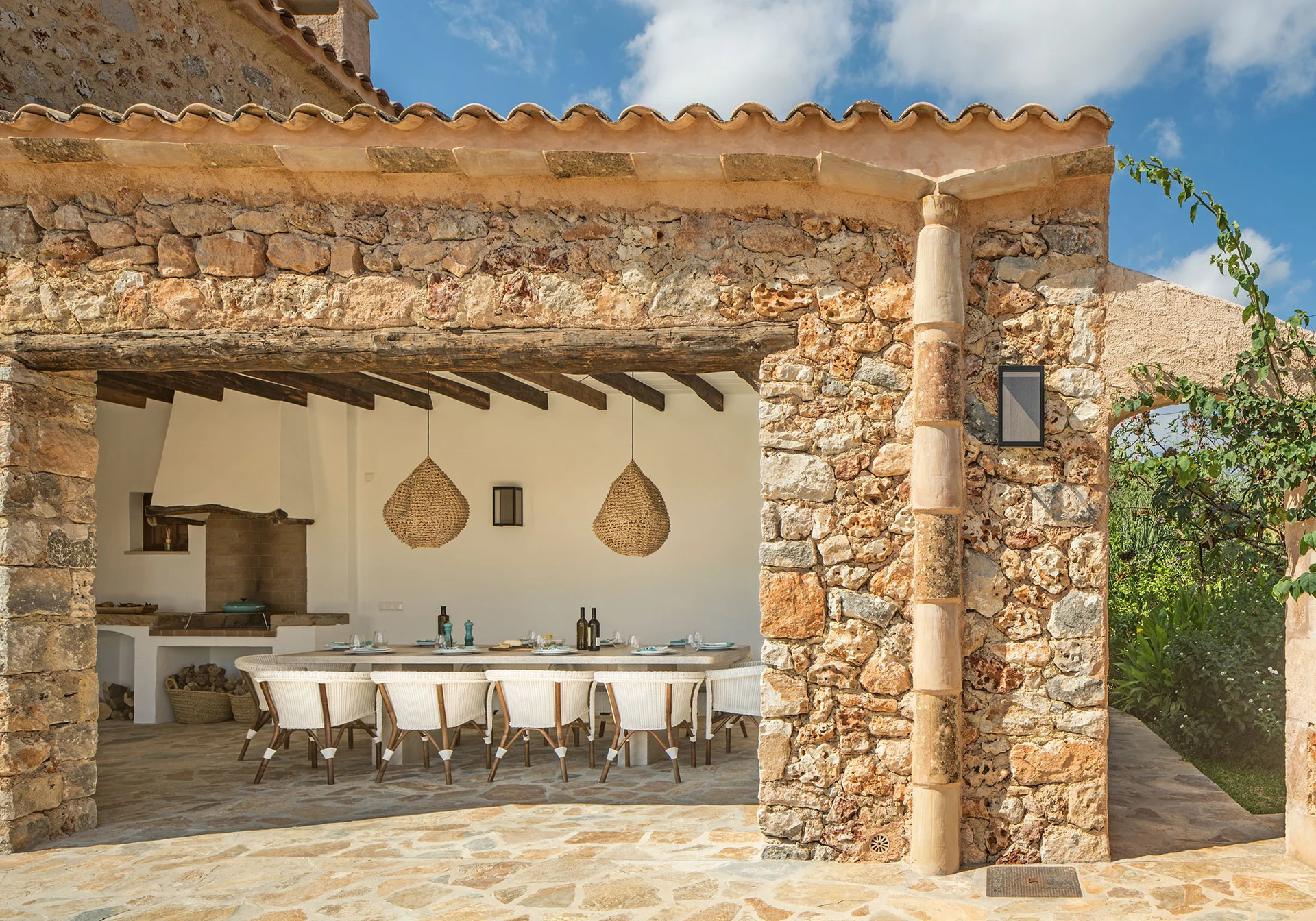 terrasse abritée maison en pierres avec piscine Majorque