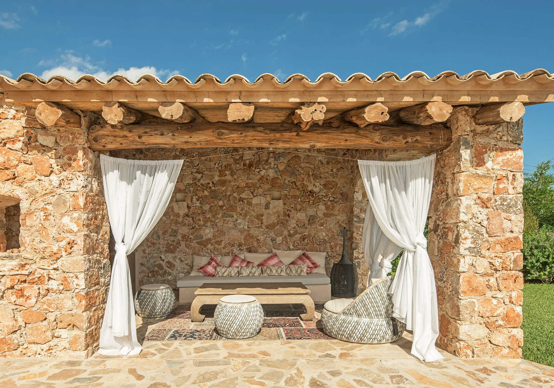 terrasse abritée maison en pierres avec piscine Majorque