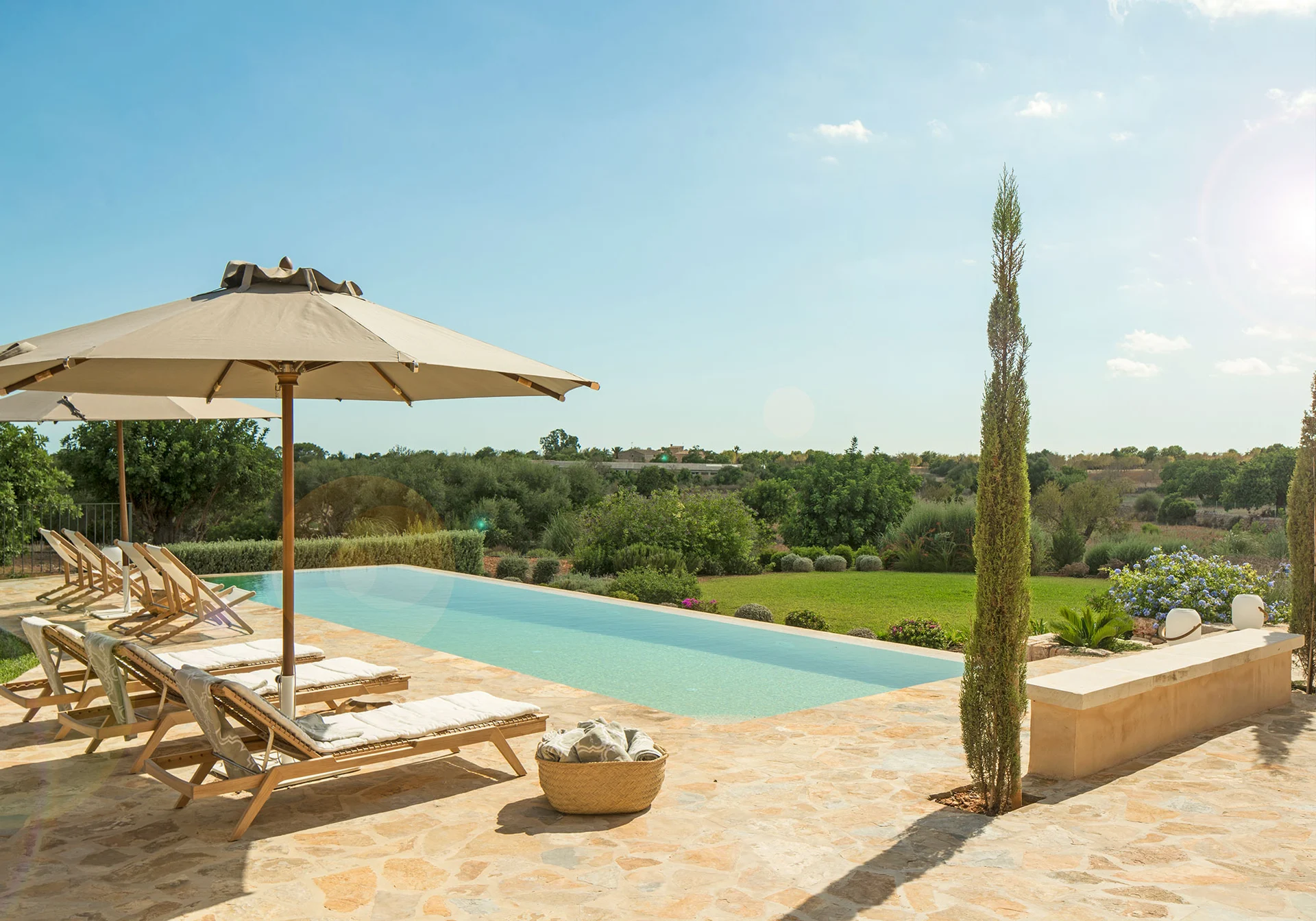 terrasse en pierre avec piscin
