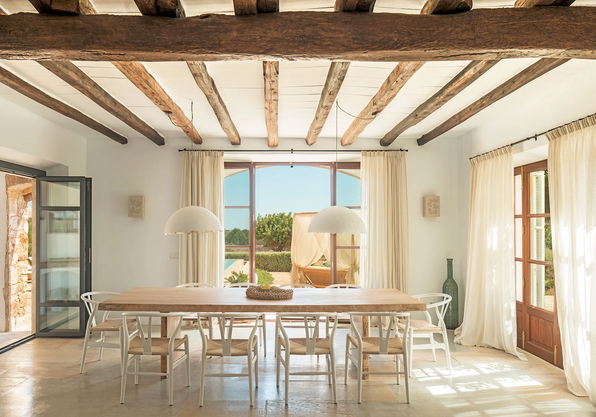 salle à manger avec poutres maison en pierres avec piscine Majorque