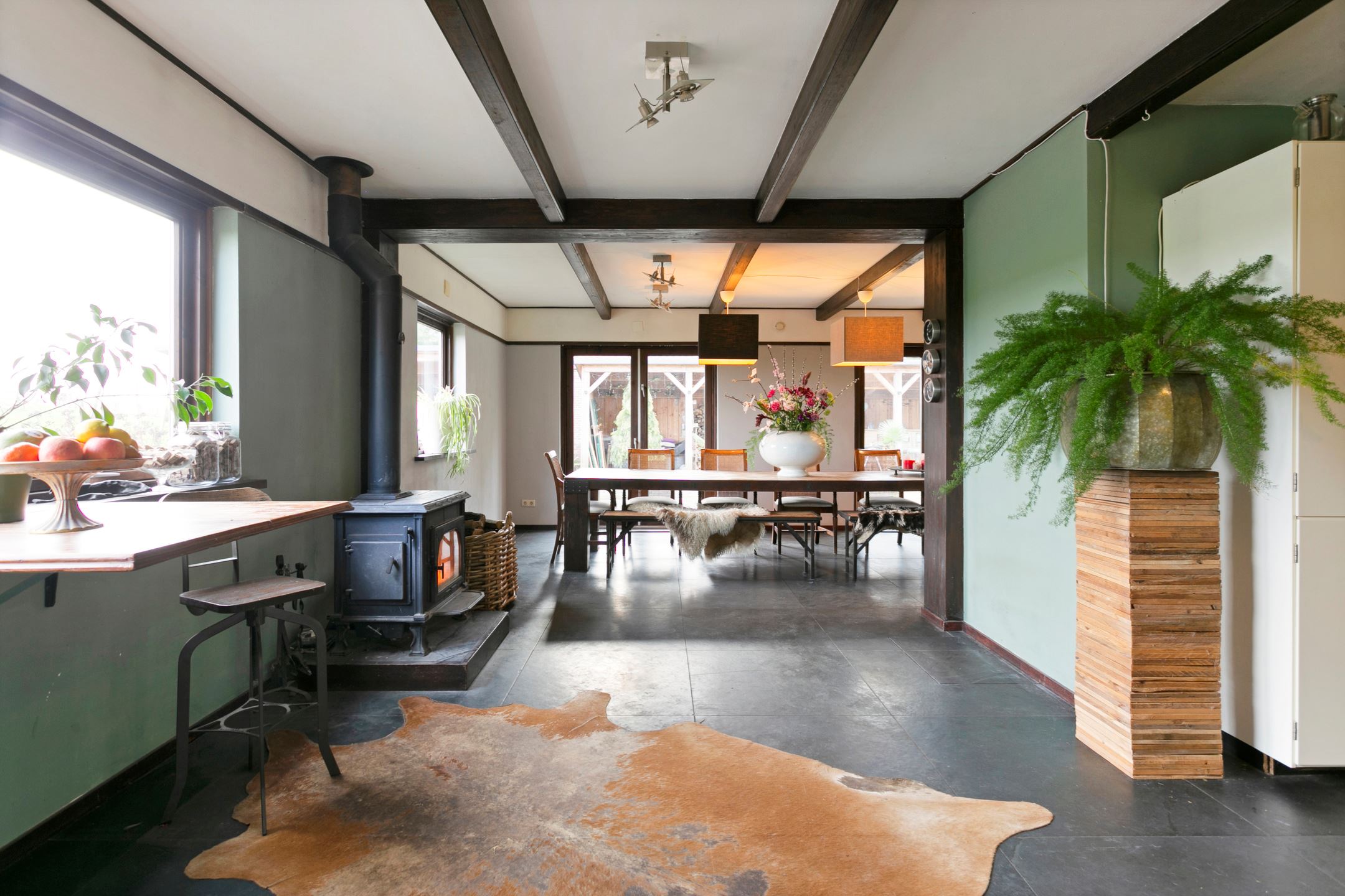 salle à manger avec poutress