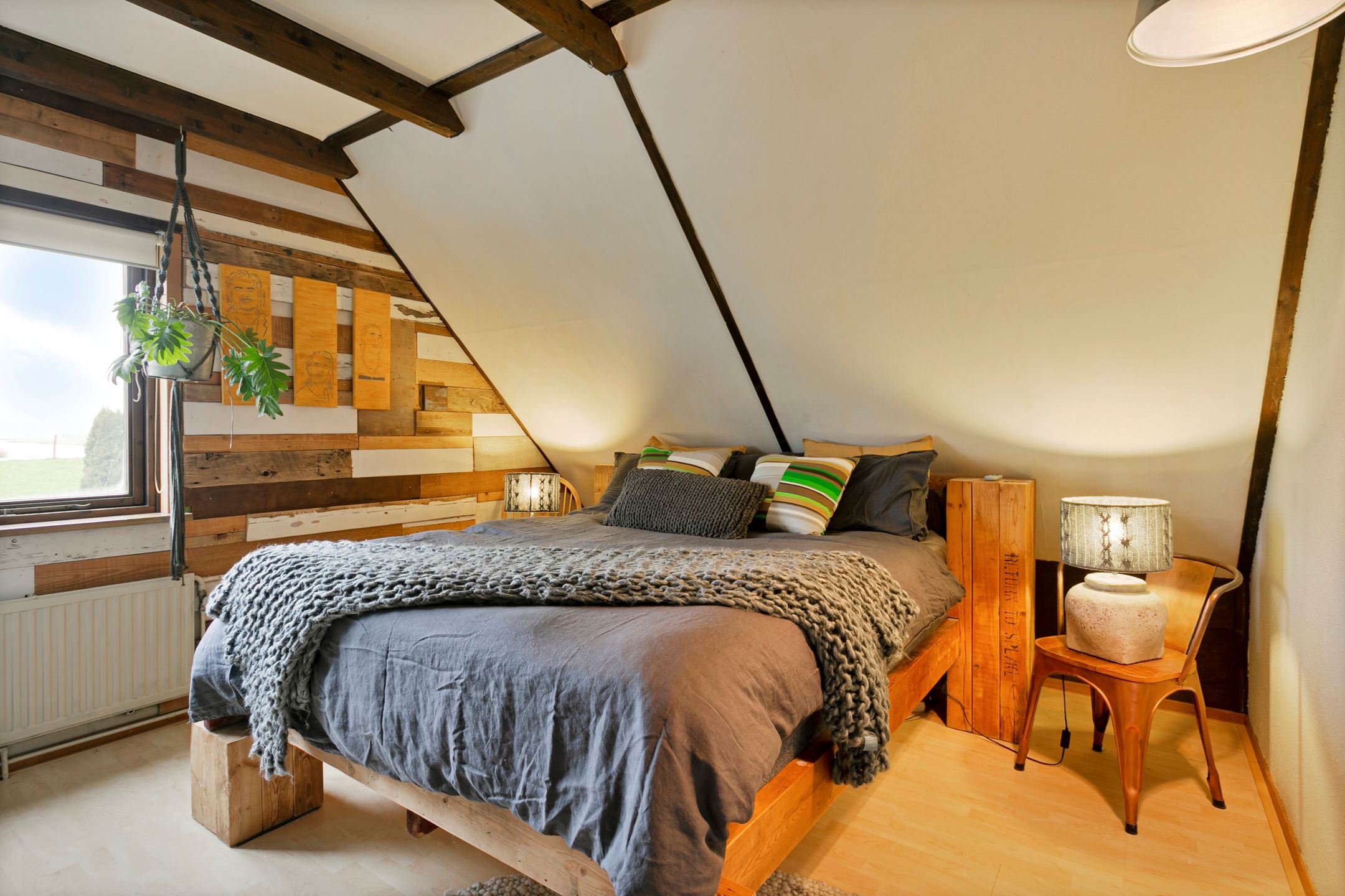 chambre mansardée avec poutres maison contemporaine