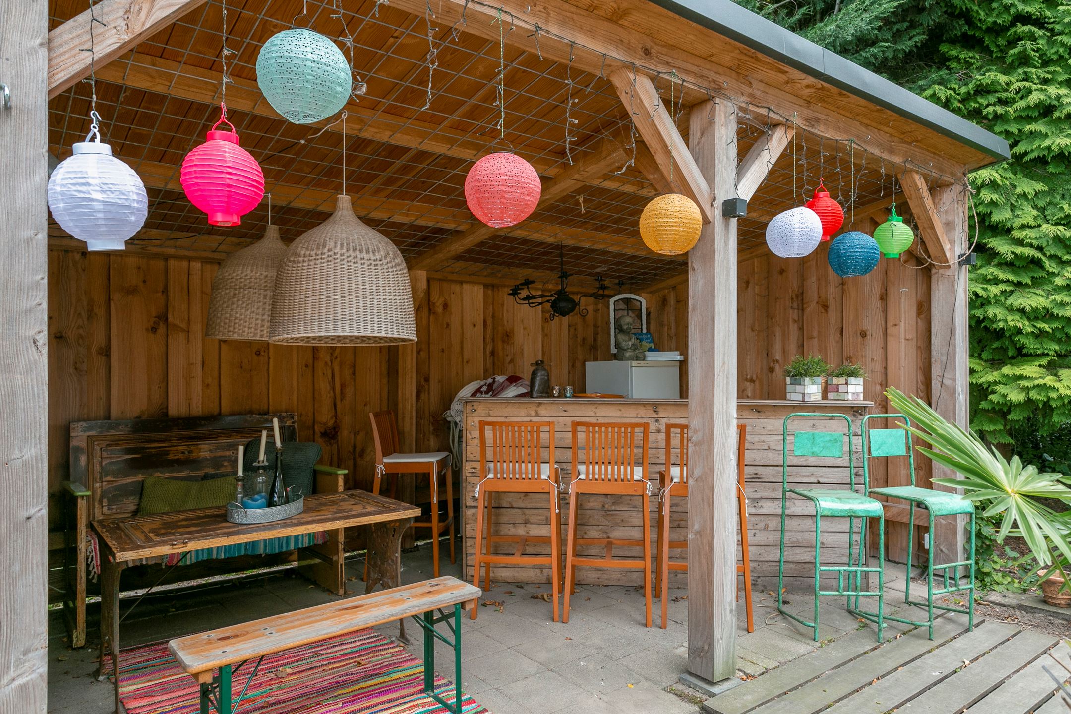 terrasse abritée avec bar maison contemporaine
