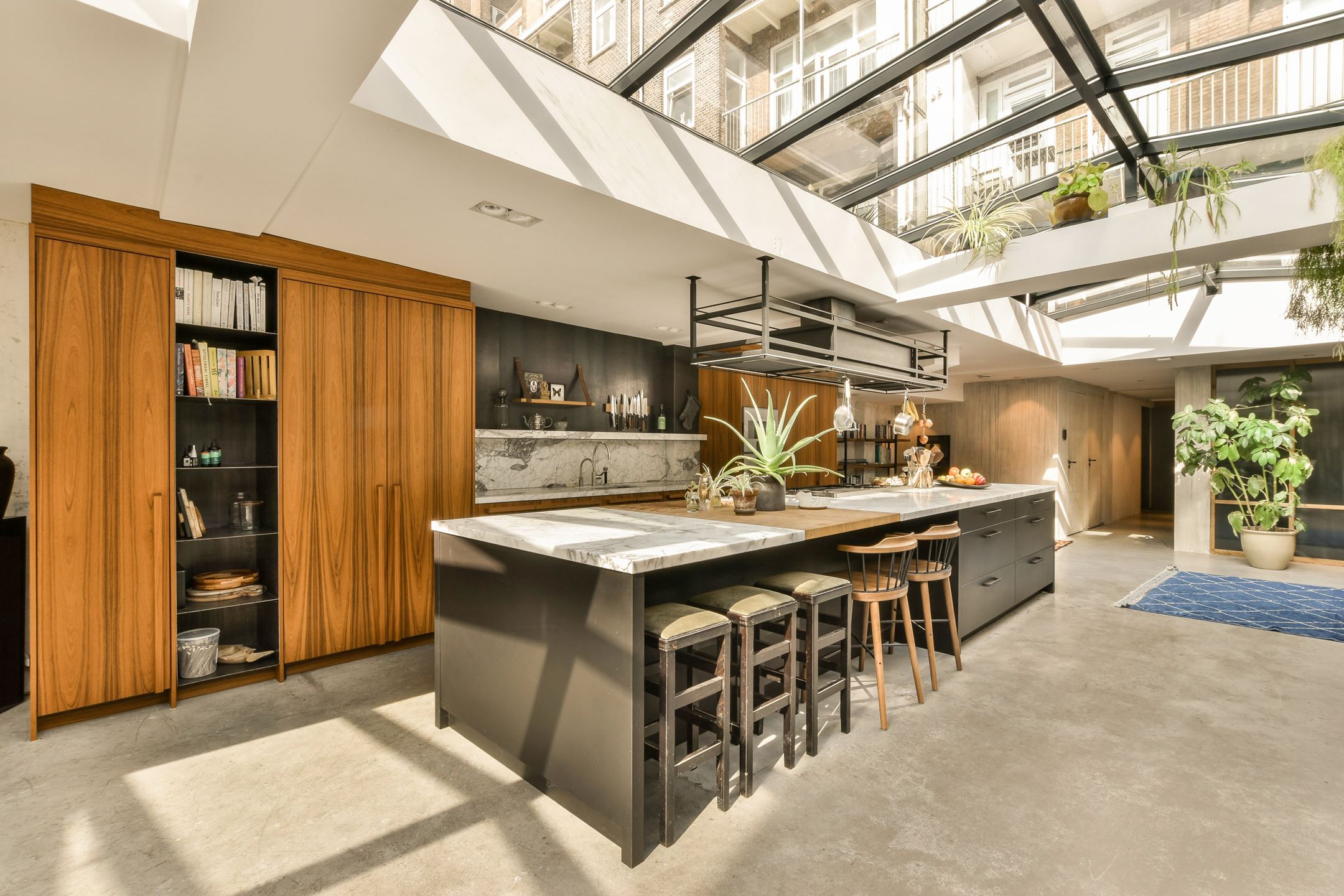 cuisine bois et marbre dans loft avec verrière zénithale