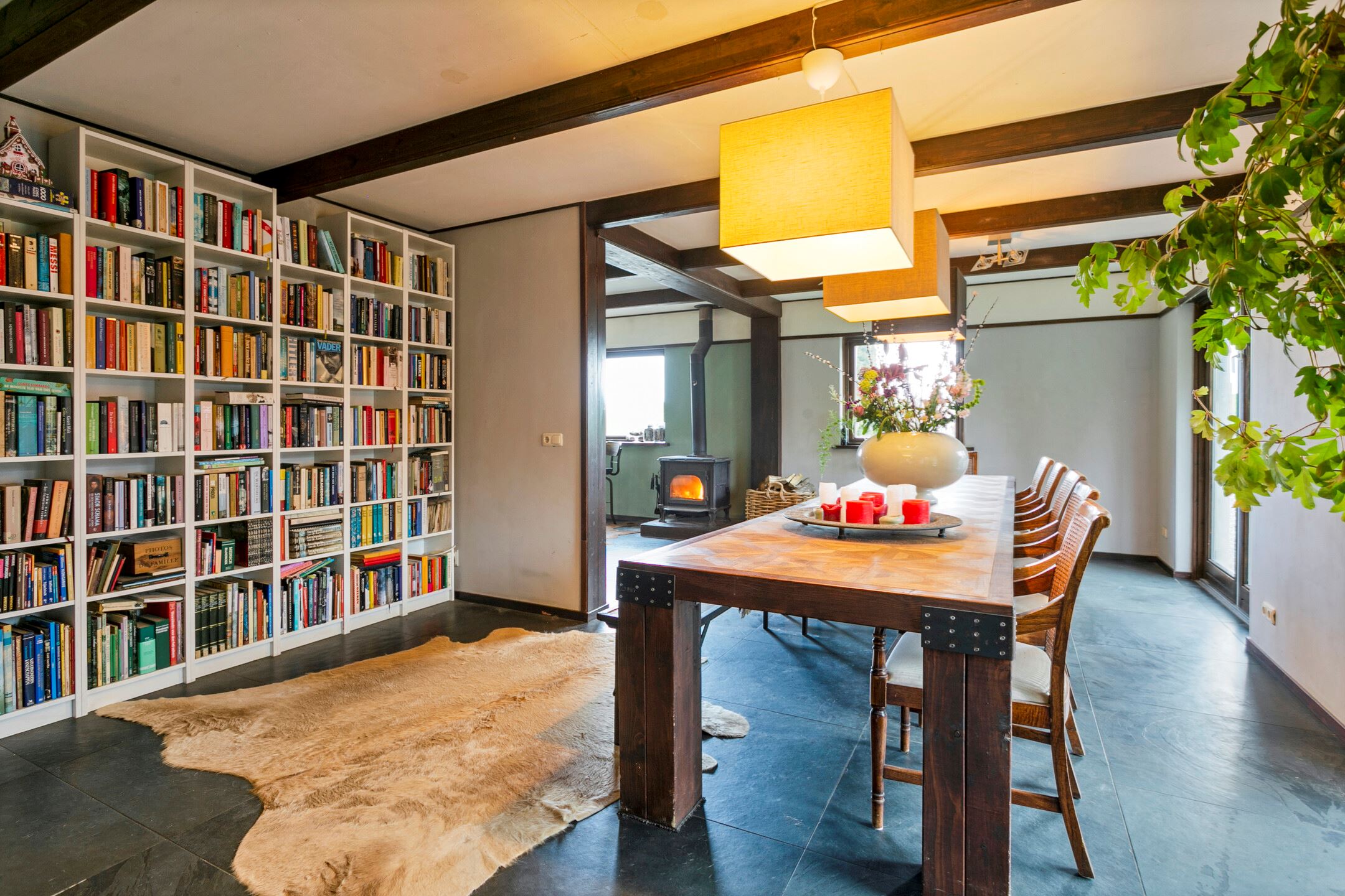 salle à manger avec poutres et bibliothèque