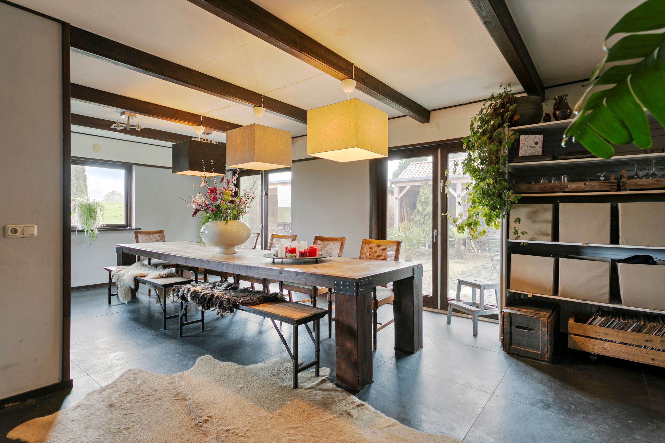 salle à manger avec poutres