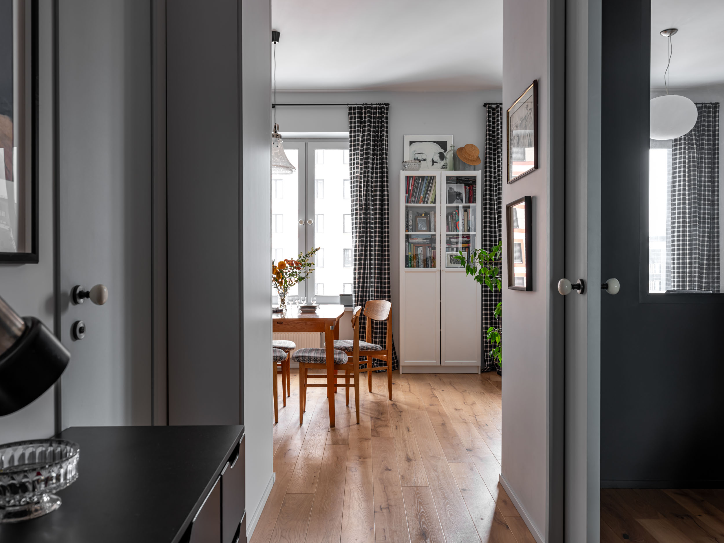 entrée murs gris décoration contemporaine appartement 40m2 entrée murs gris décoration contemporaine appartement 40m2