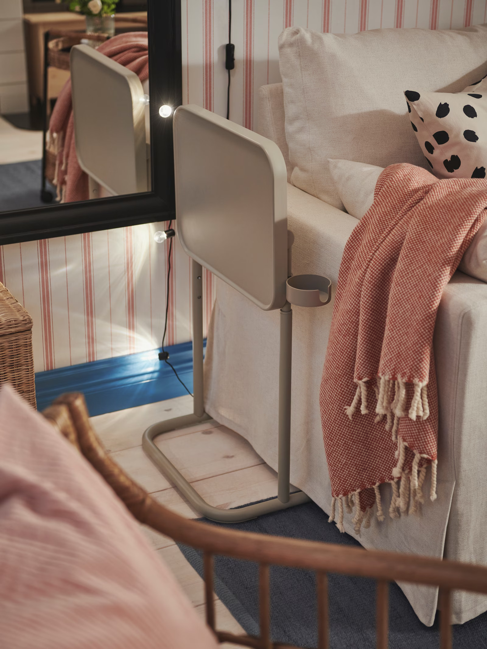 Comment aménager une chambre multi-fonctions table d'appoint IKEA