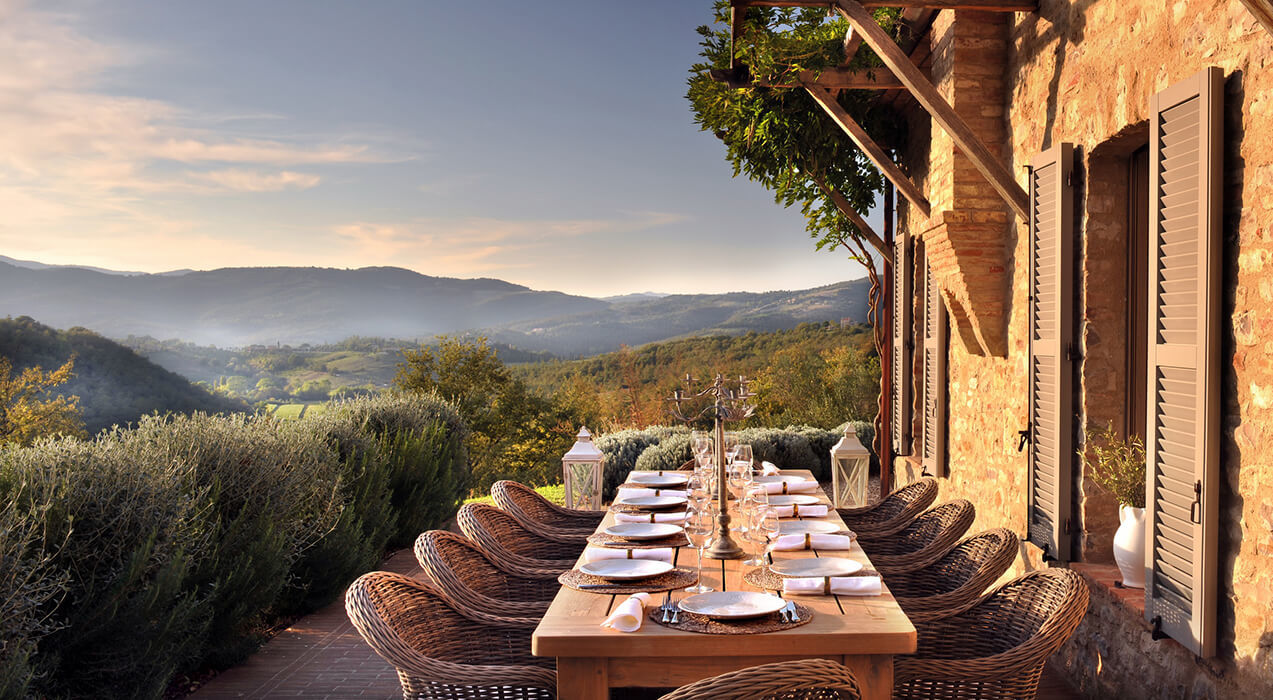 terrasse maison en pierres en Ombrie villa Spinaltermine domaine Reschio