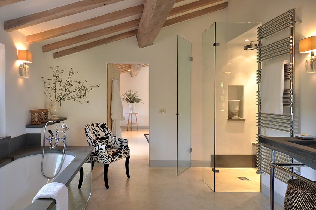 salle de bain avec poutres dans maison en pierres en Ombrie villa Spinaltermine domaine Reschio