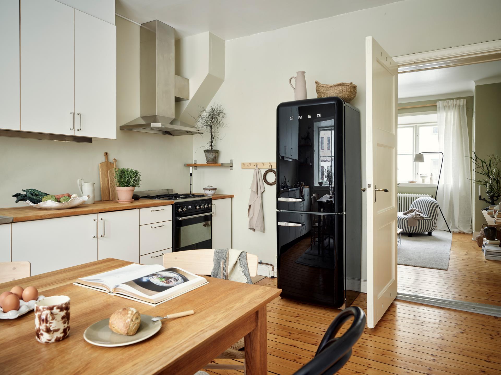 cuisine avec frigo smeg noir