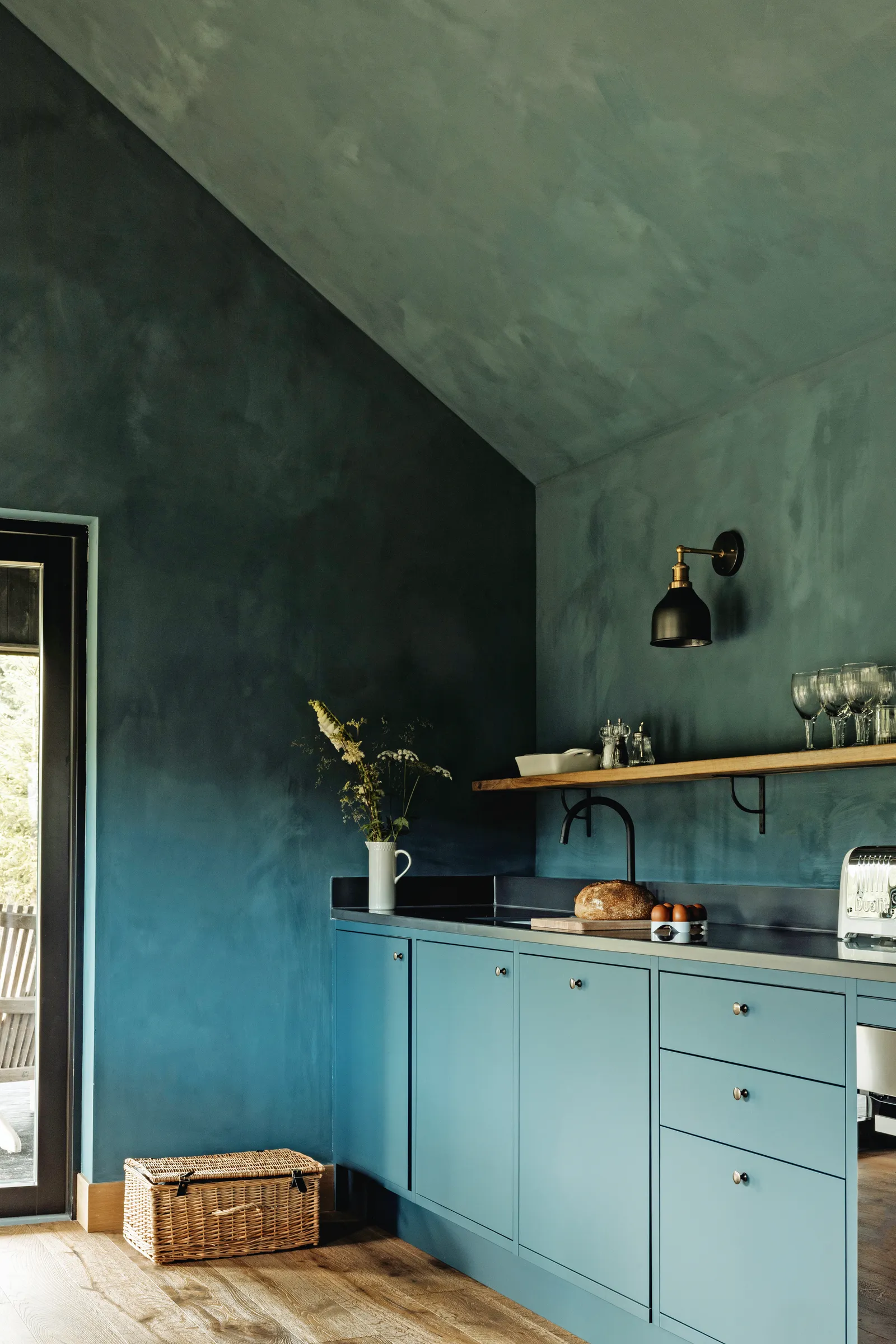 cuisine bleue maison en bois Glen Glack domaine Atholl en Ecosse cuisine bleue maison en bois Glen Glack domaine Atholl en Ecosse