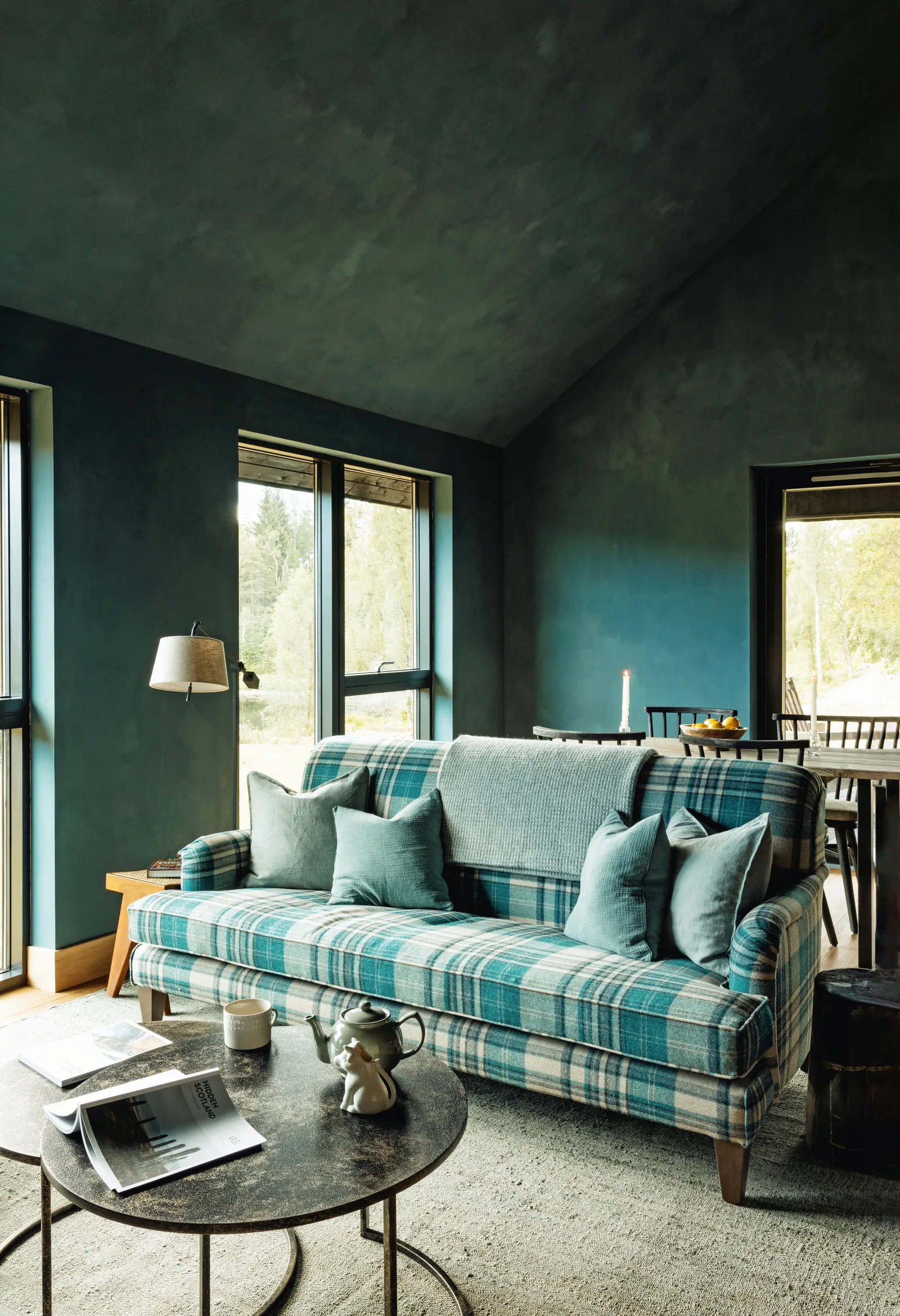 salon bleu maison en bois Glen Glack domaine Atholl en Ecosse salon bleu maison en bois Glen Glack domaine Atholl en Ecosse
