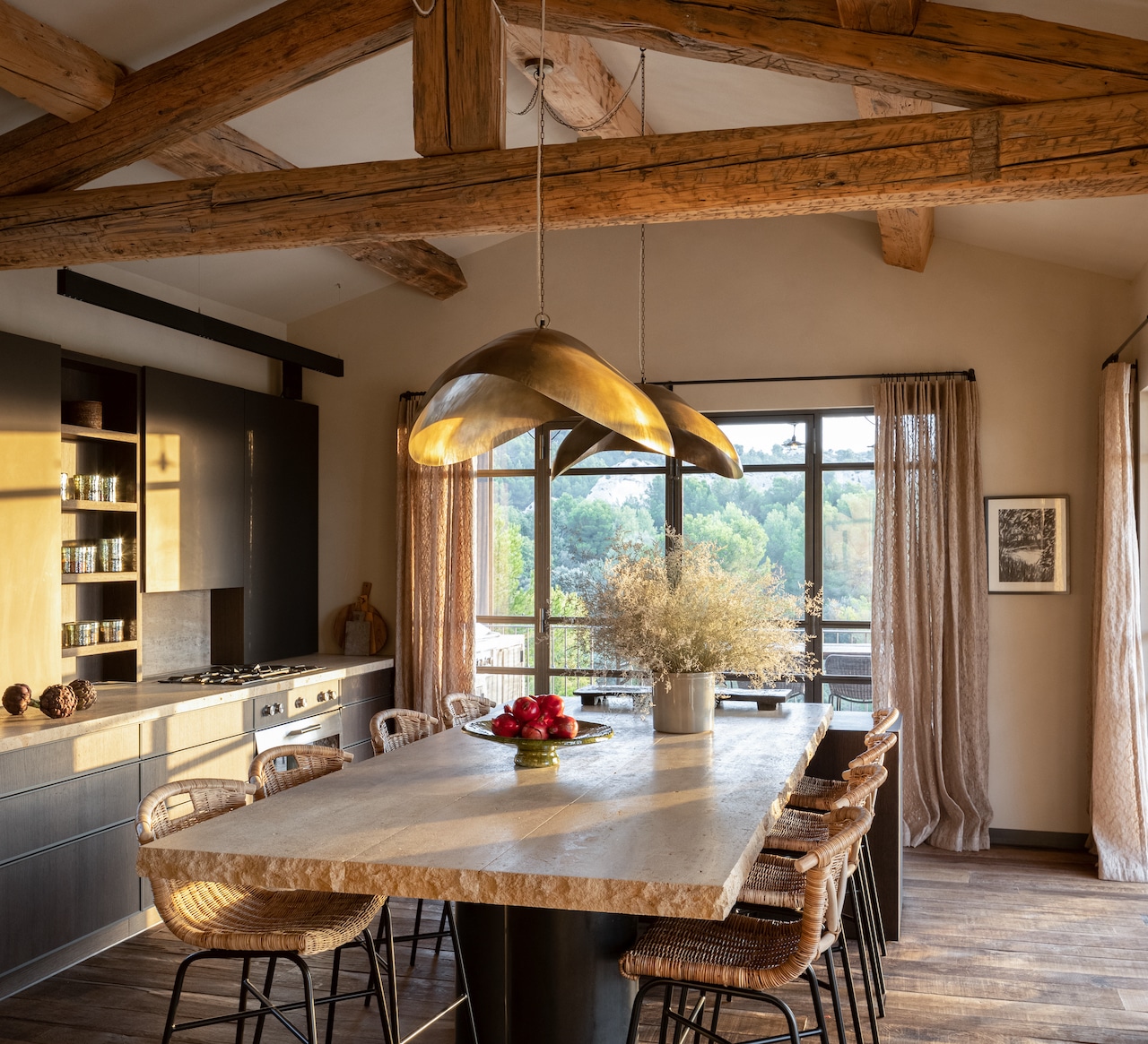 cuisine avec poutres décoration contemporaine maison Provence cuisine avec poutres décoration contemporaine maison Provence