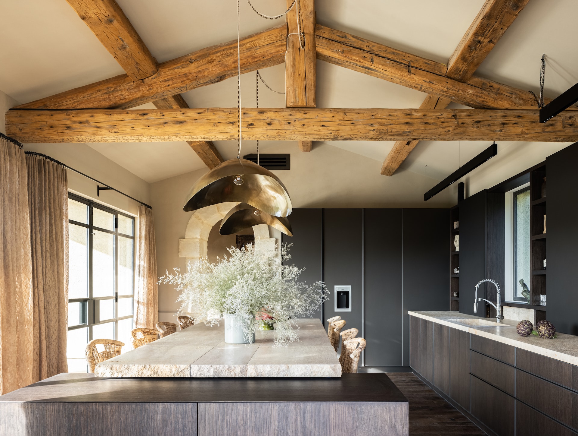 cuisine design avec poutres maison Provence cuisine design avec poutres maison Provence
