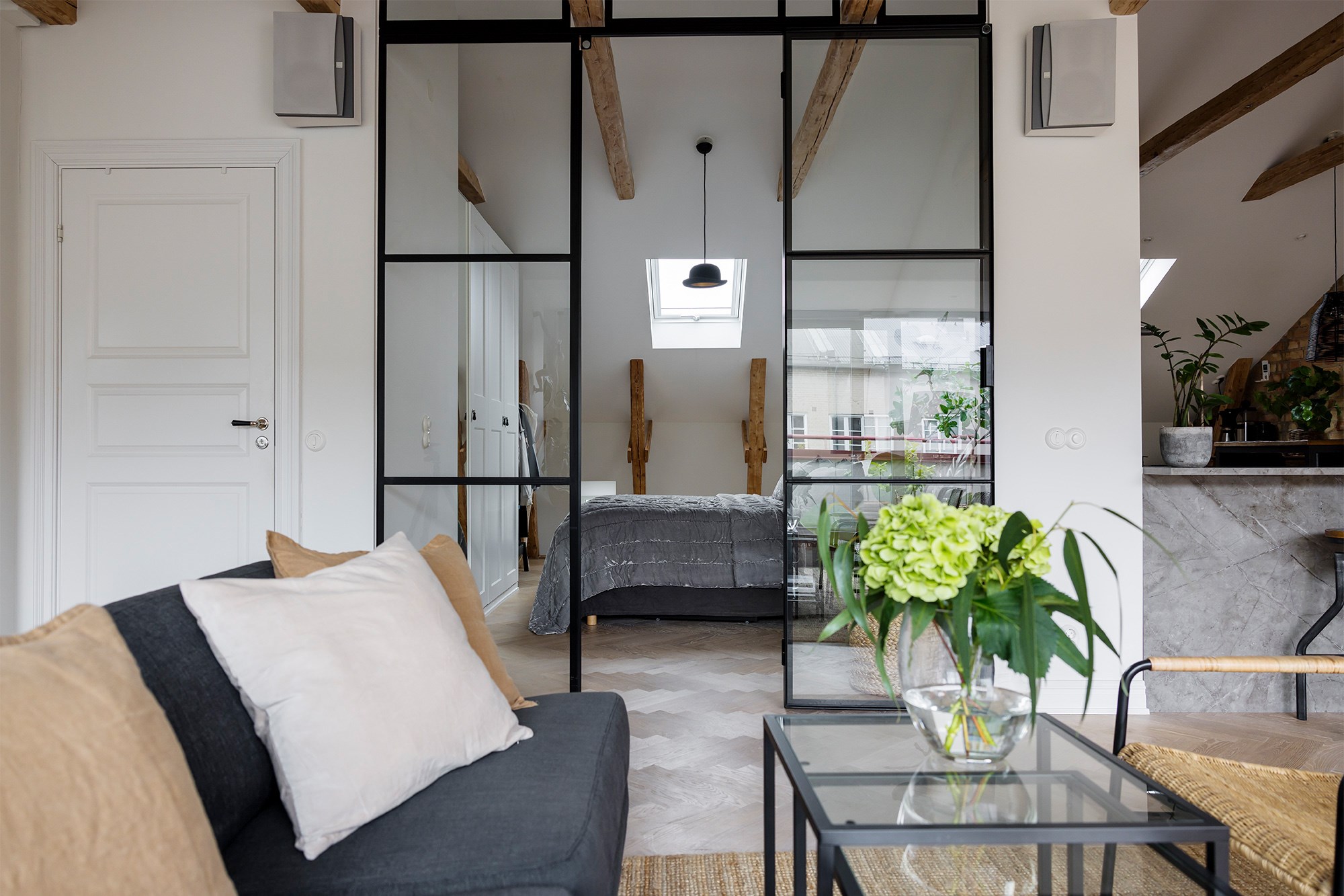 salon avec verrière, mur de briques ancienne et poutre décoration moderne