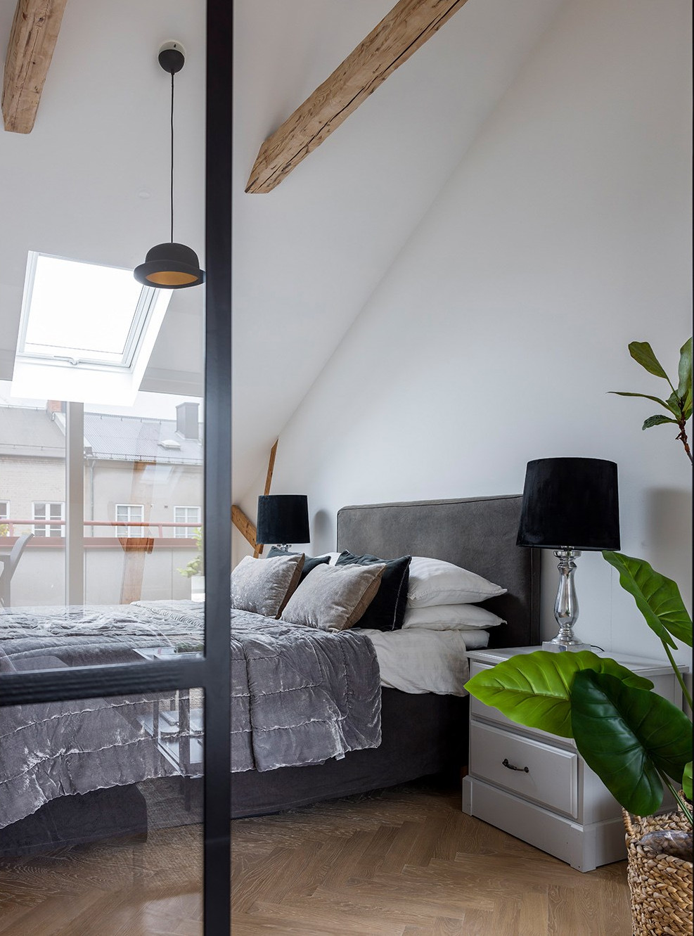 chambre avec verrière et poutres décoration moderne