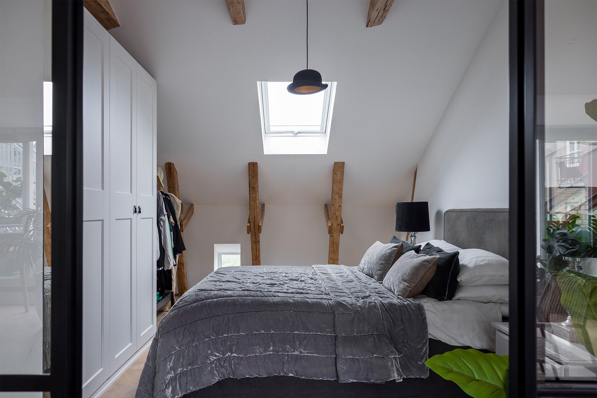chambre avec verrière et poutres décoration moderne