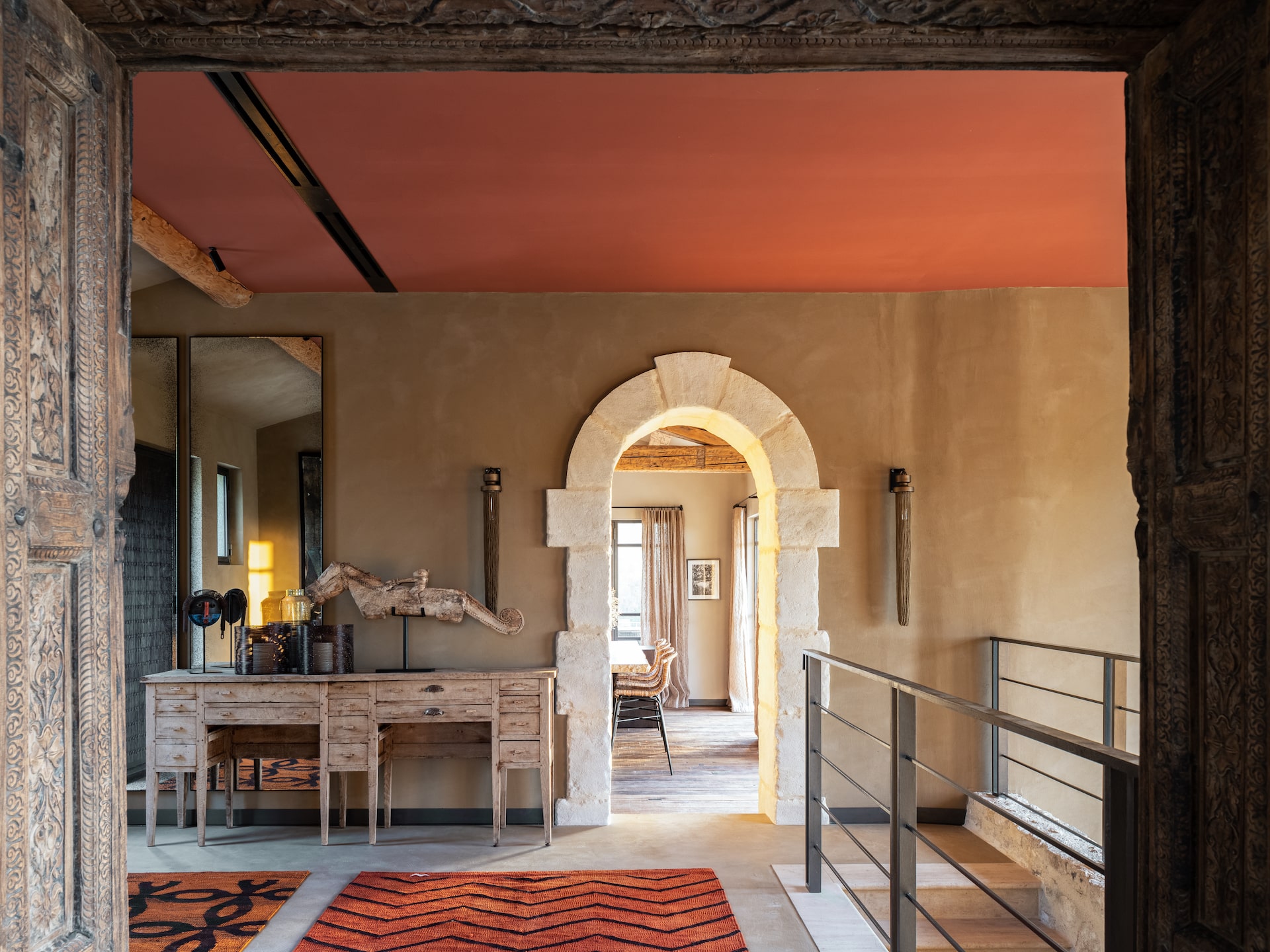 entrée avec escalier plafond peint terracotta entrée avec escalier plafond peint terracotta