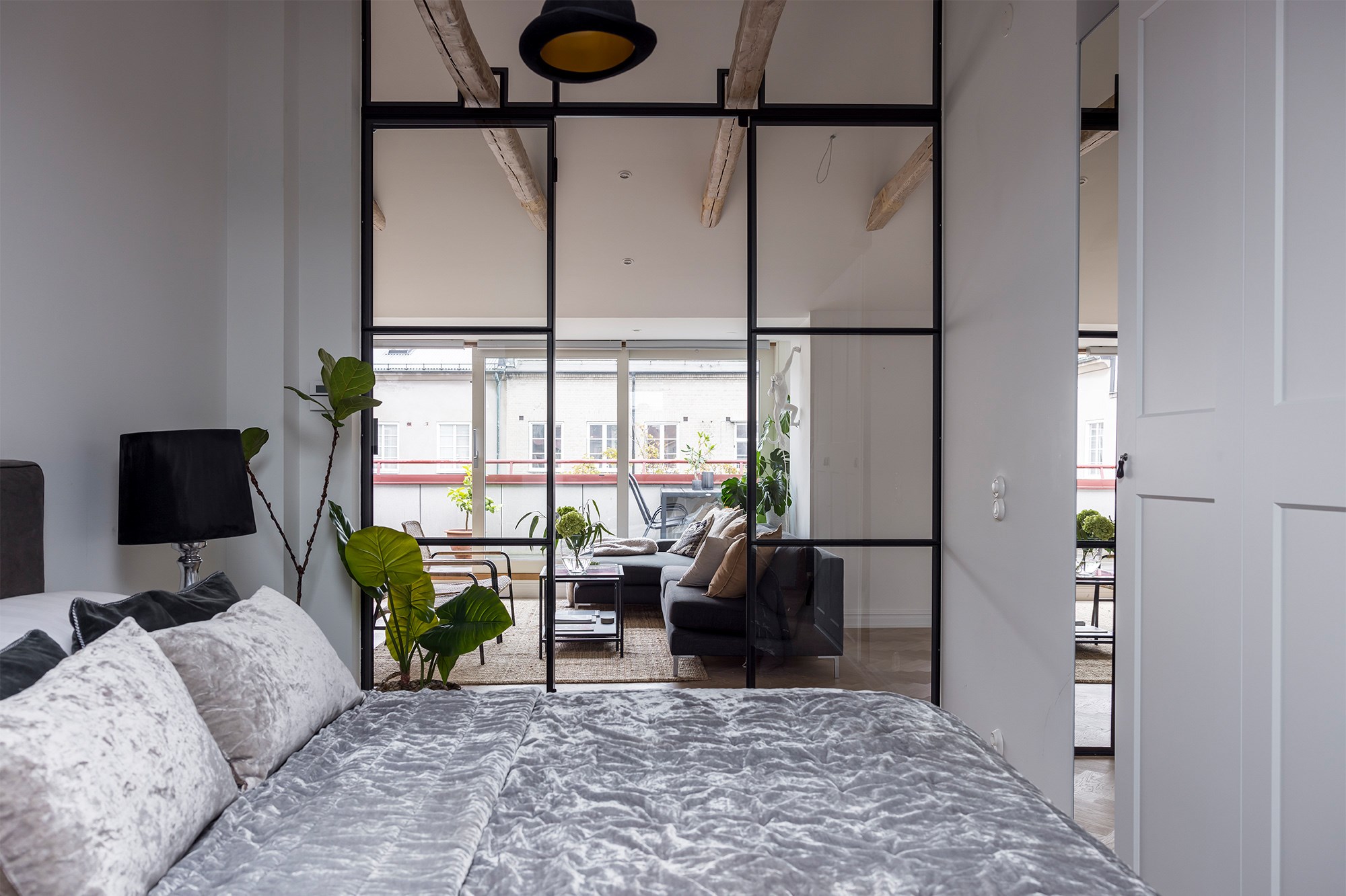 chambre avec verrière et poutres décoration moderne