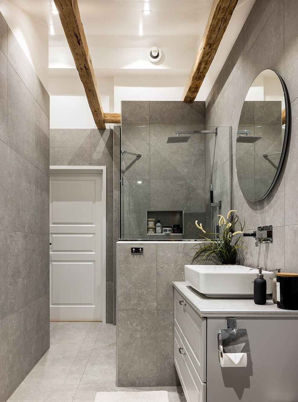 salle de bain avec poutres décoration moderne