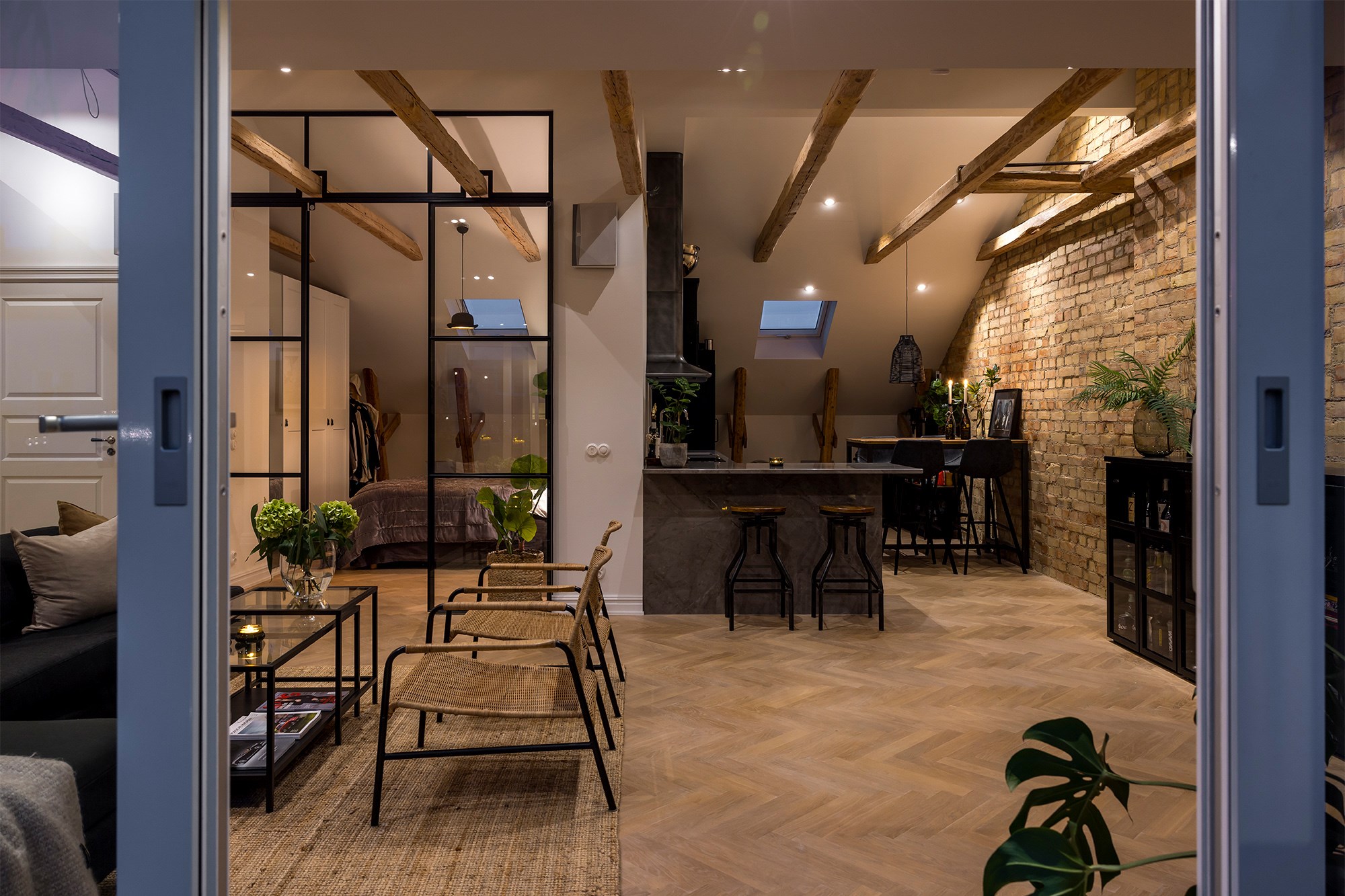 salon avec verrière et poutres décoration moderne vue nuit