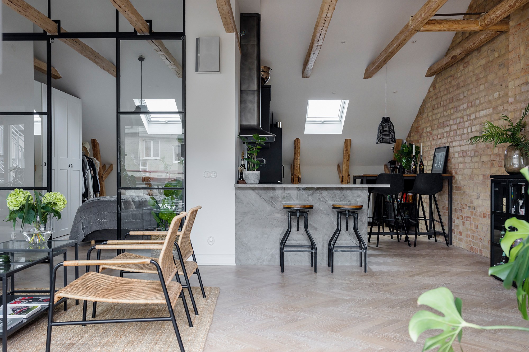 salon avec verrière, mur de briques ancienne et poutre décoration moderne