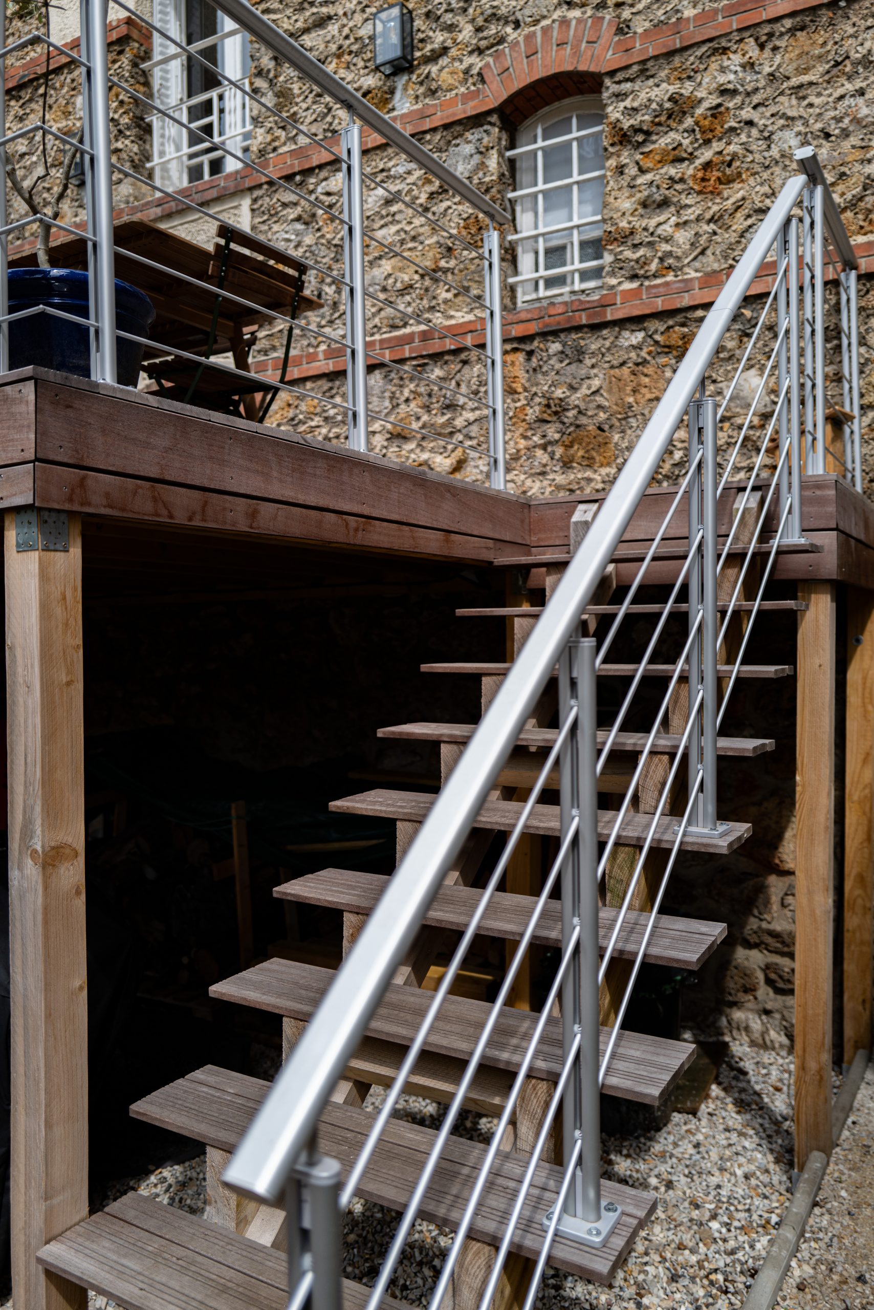 terrasse surélevée avec garde-corps acier maison en meulière rénovée près de Paris terrasse surélevée avec garde-corps acier maison en meulière rénovée près de Paris