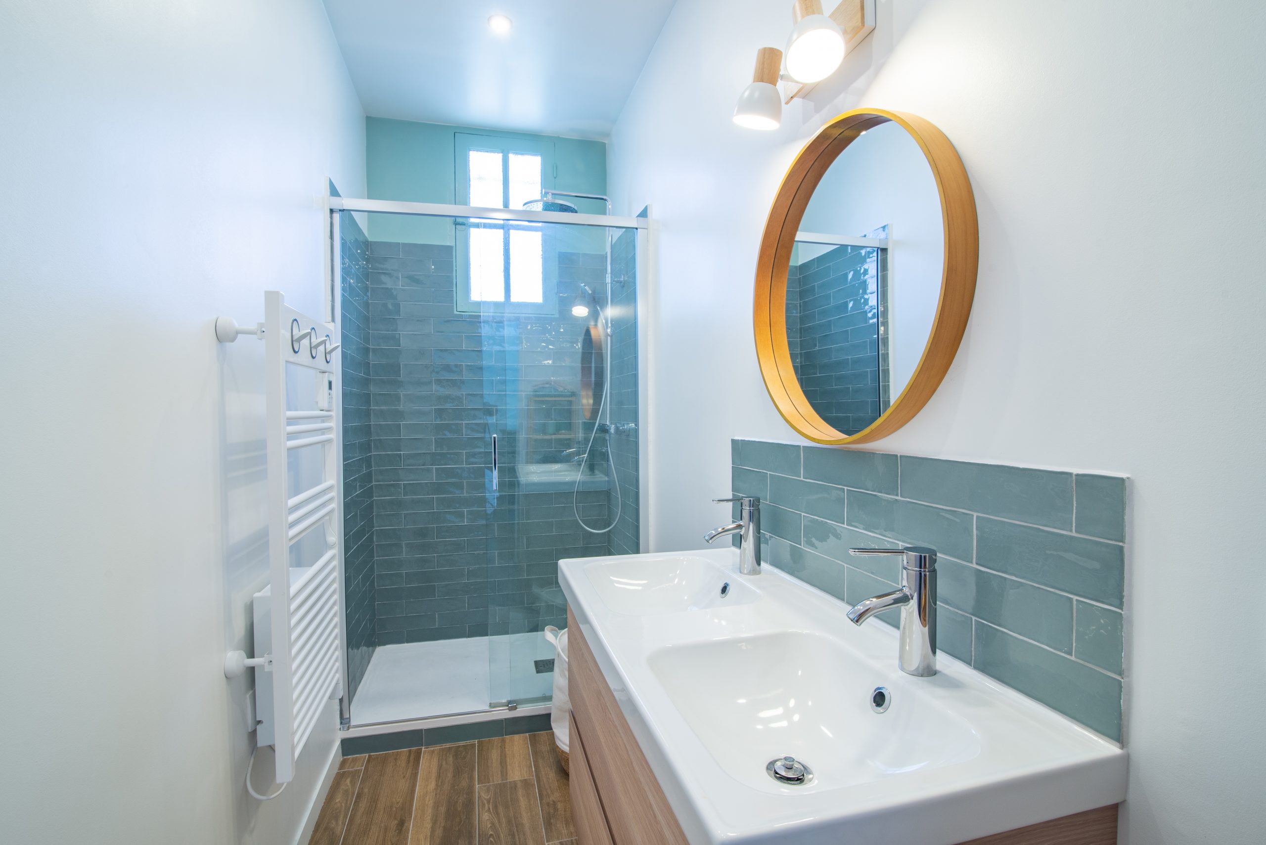 salle de bain bleu maison en meulière rénovée près de Paris salle de bain bleu maison en meulière rénovée près de Paris