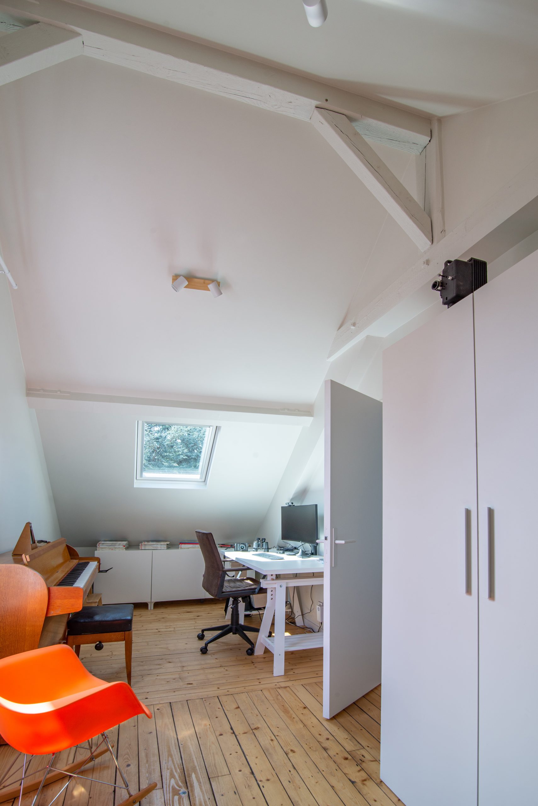bureau sous combles maison en meulière rénovée près de Paris bureau sous combles maison en meulière rénovée près de Paris