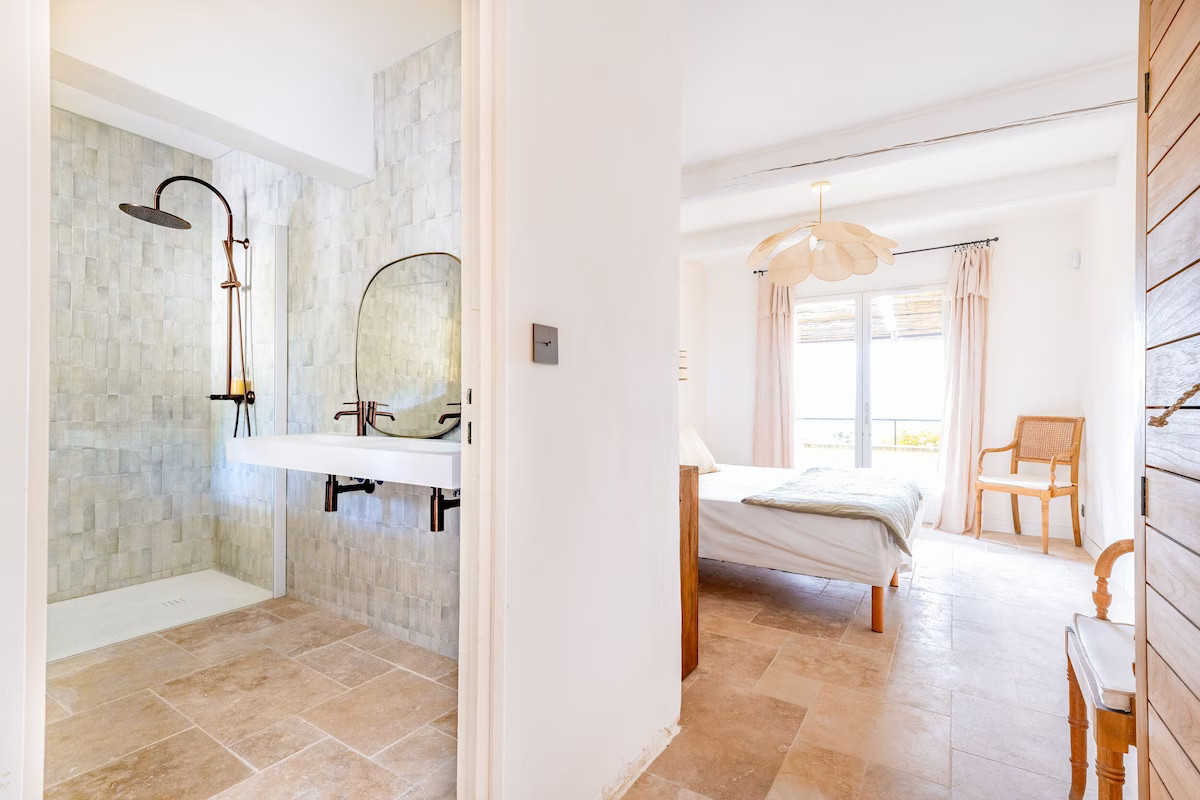 chambre avec salle de bain Mas du Loriot chambre avec salle de bain Mas du Loriot