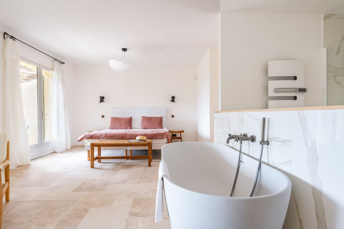 chambre avec salle de bain décoration contemporaine dans maison en pierres Mas du Loriot chambre avec salle de bain décoration contemporaine dans maison en pierres Mas du Loriot