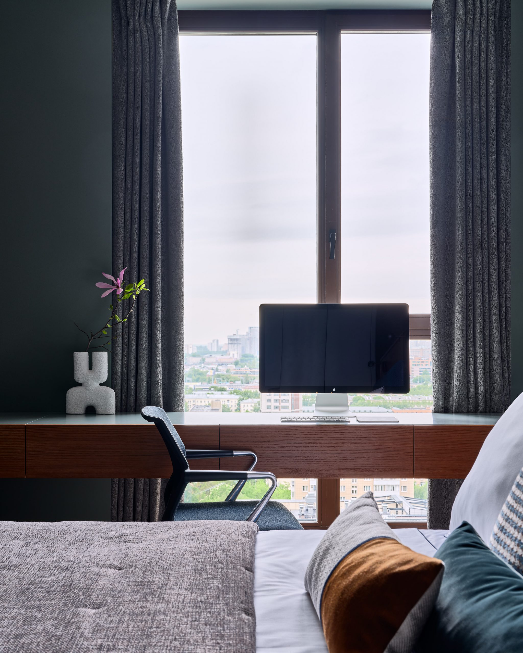 chambre avec espace bureau