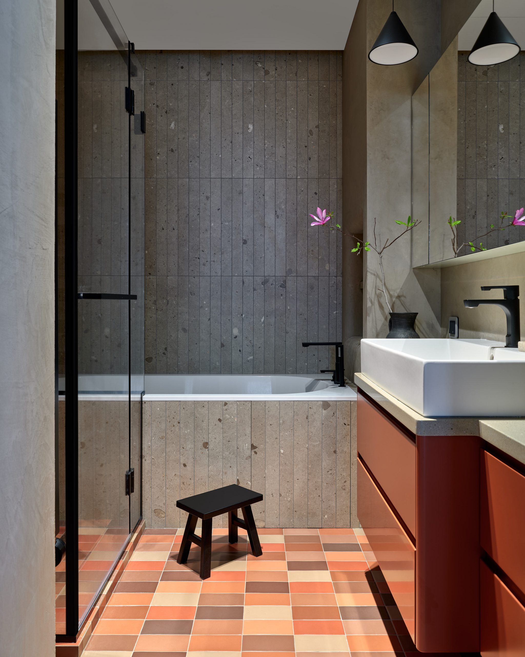 salle de bain grise et corail