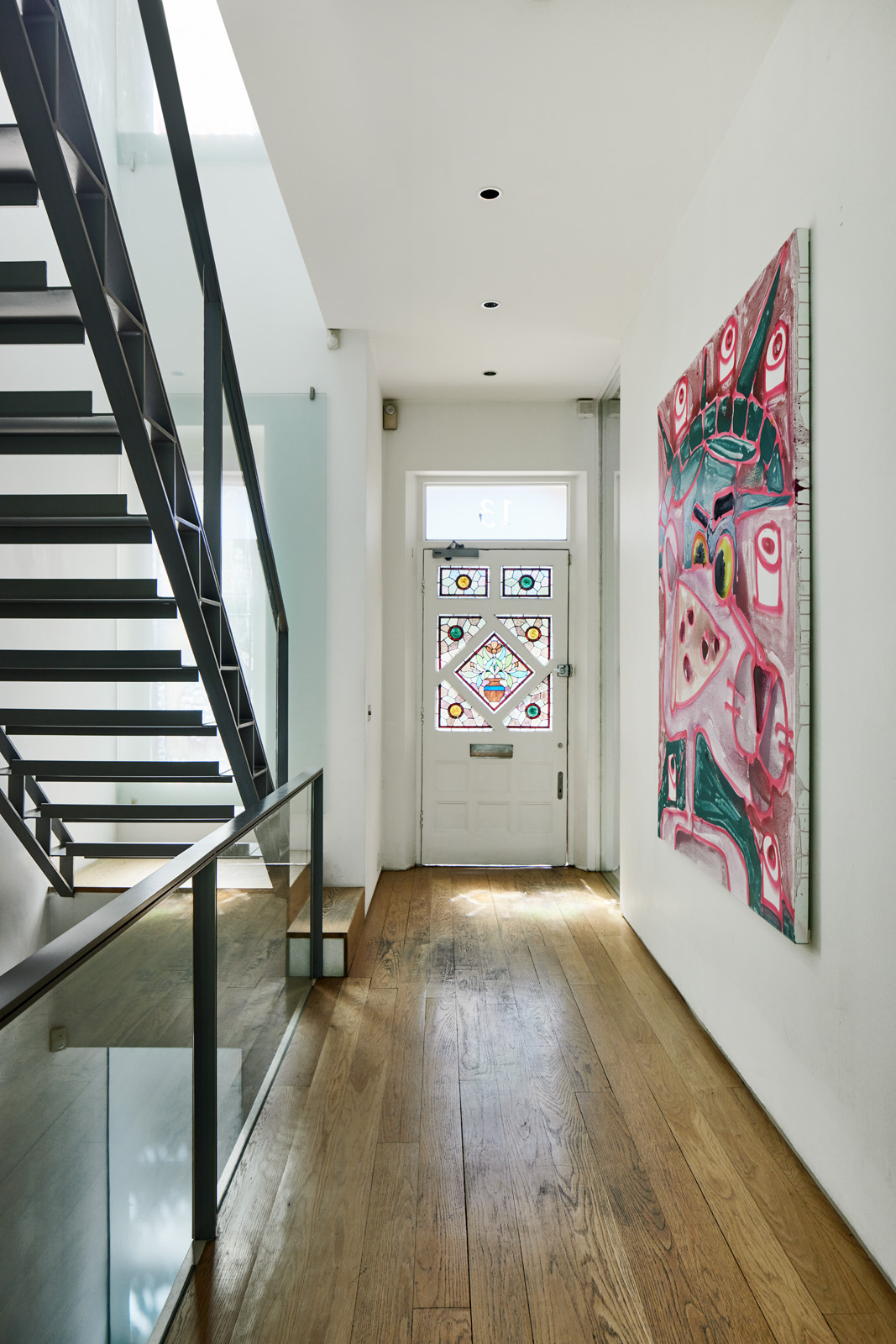 entrée avec escalier design maison agrandie Londres avec extension contemporaine