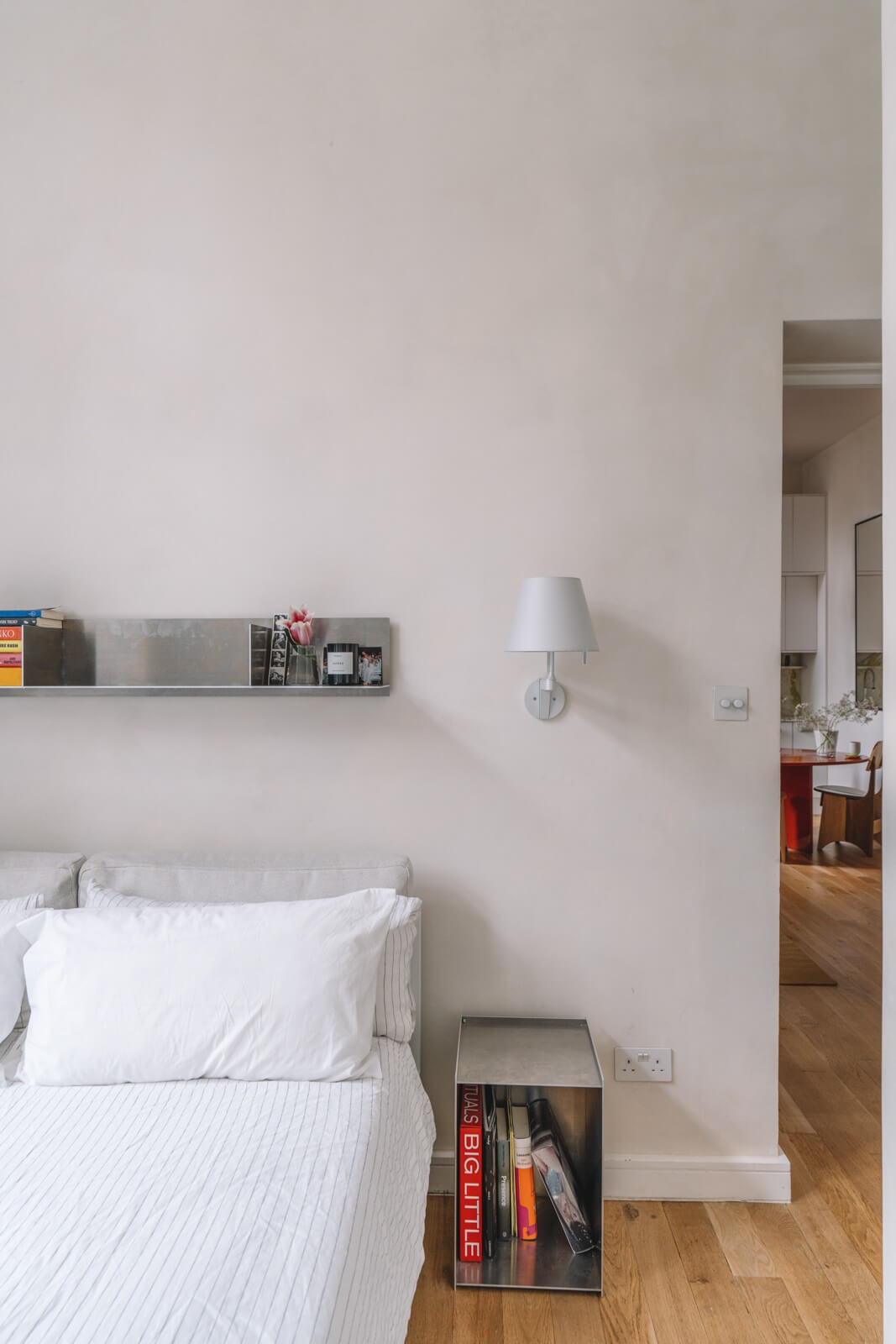 chambre minimaliste blanche appartement décoration design