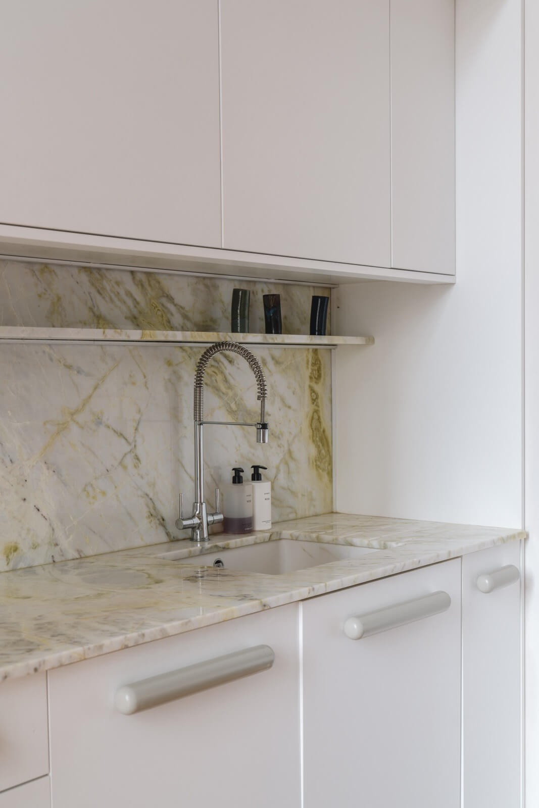 cuisine blanche design plan de travail marbre