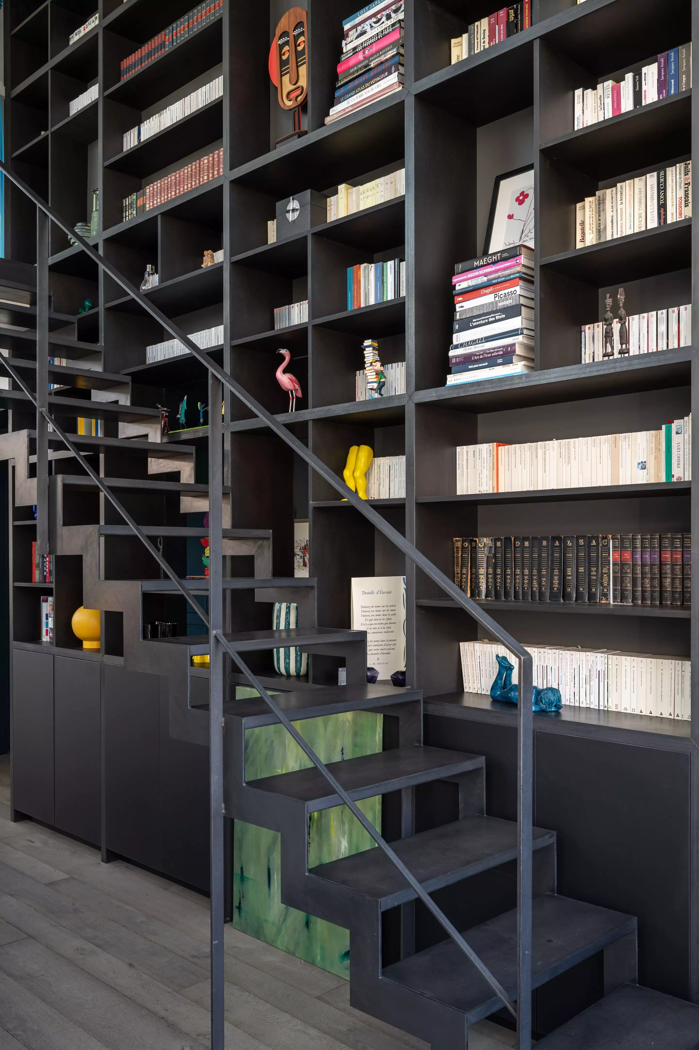 escalier design acier noir avec bibliothèque