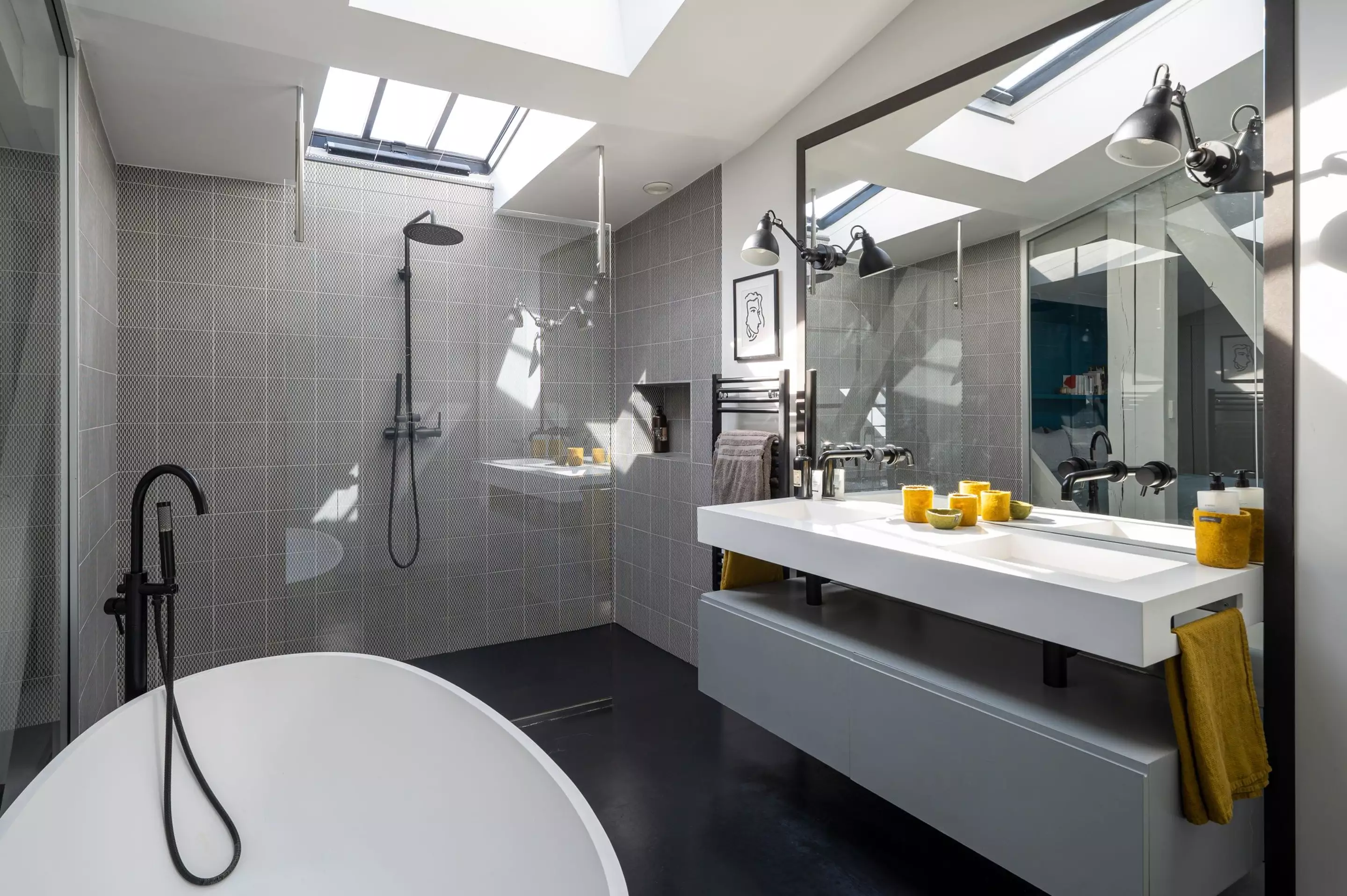 salle de bain avec velux