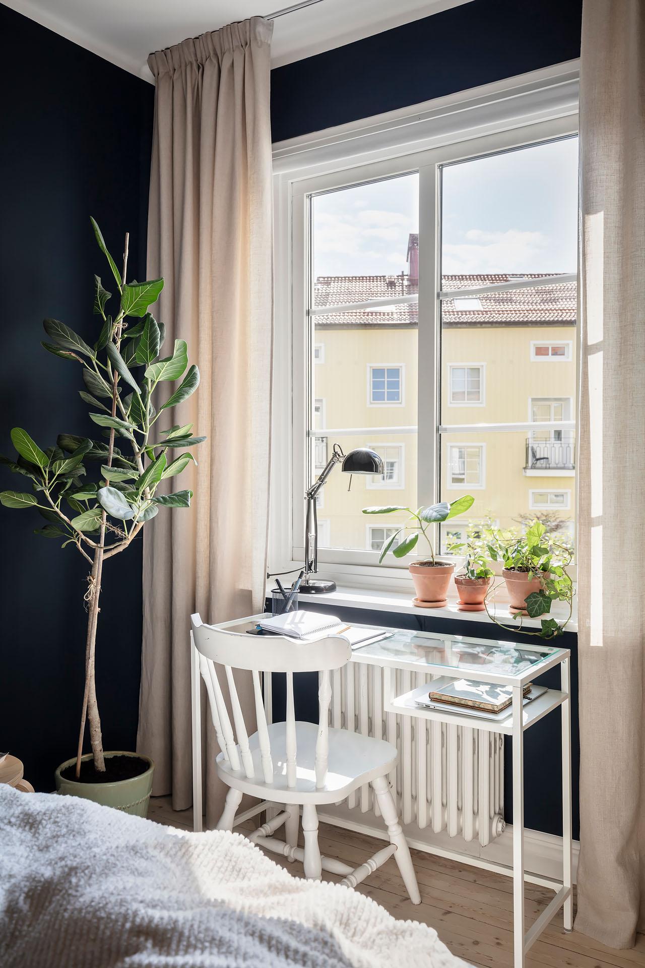 chambre mur bleu appartement décoration scandinave