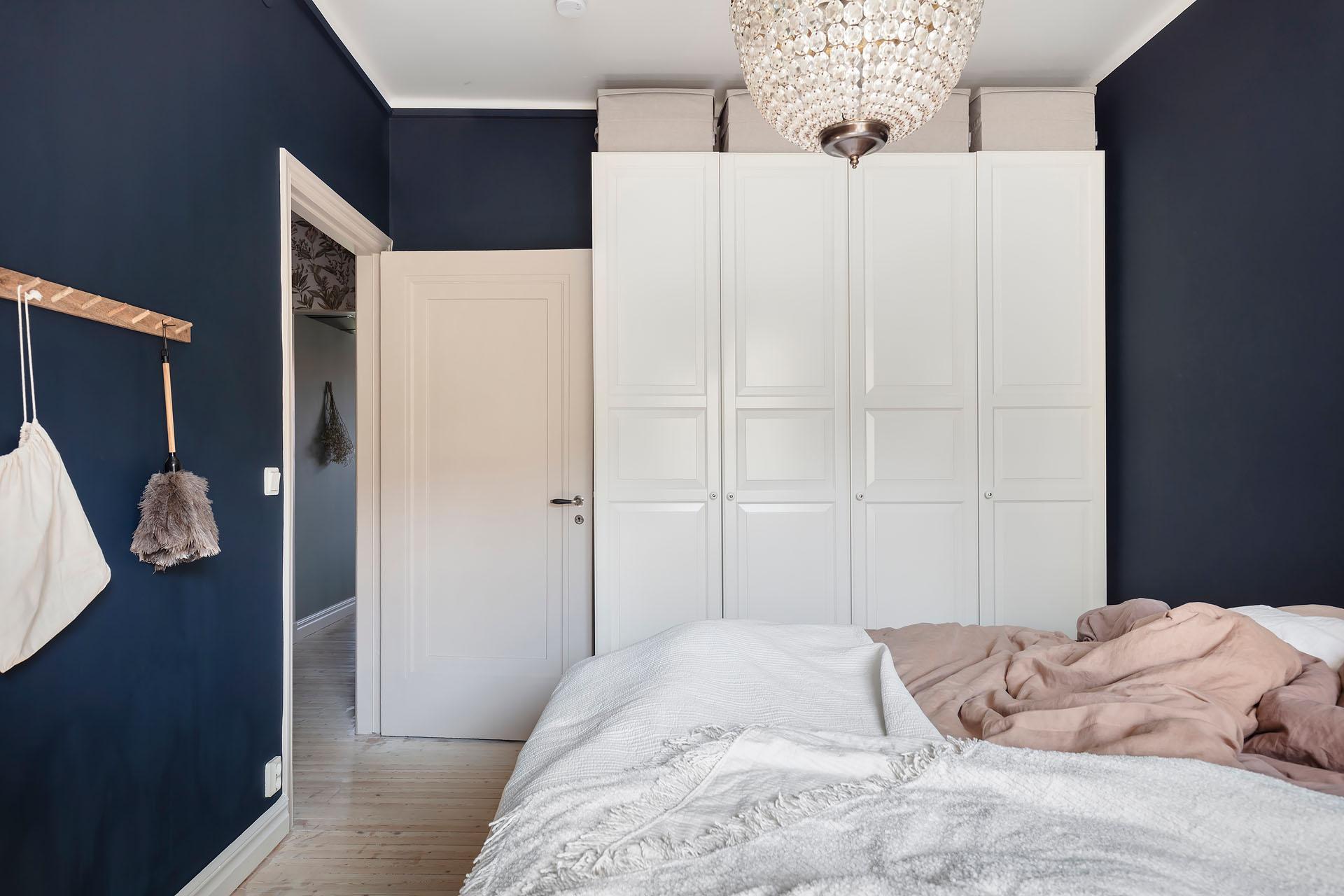 chambre mur bleu appartement décoration scandinave