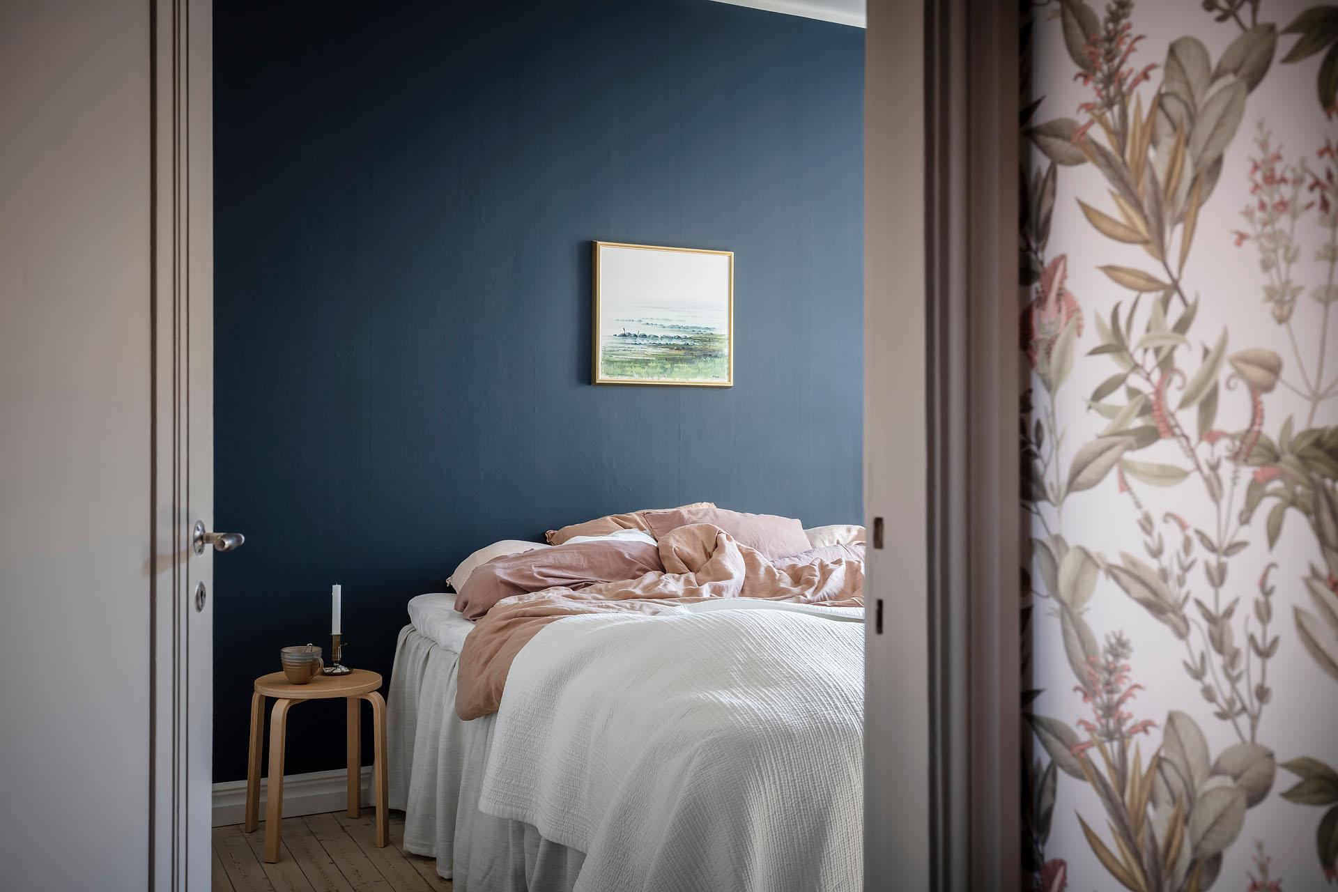 chambre mur bleu appartement décoration scandinave