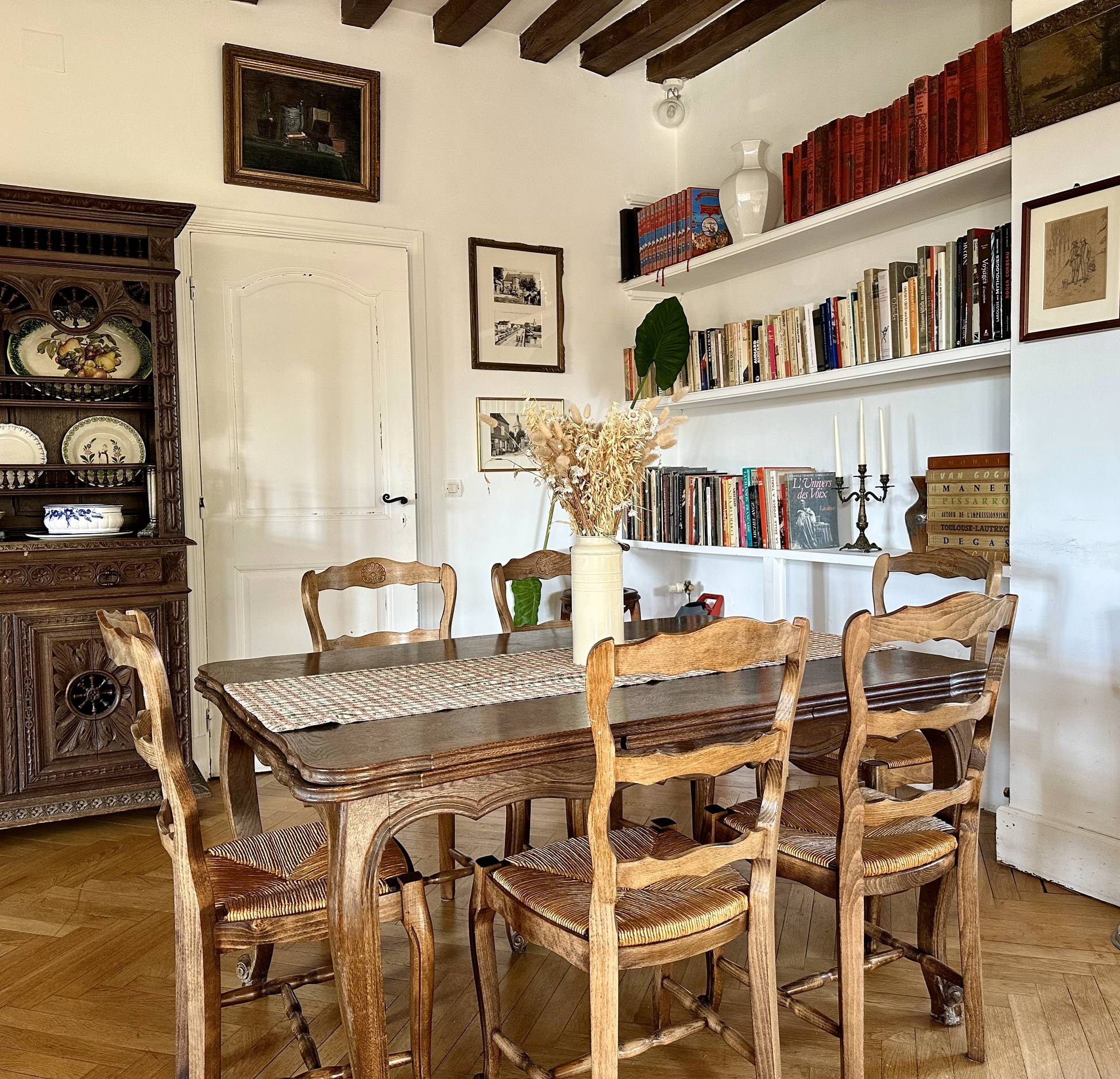 salle à manger avec poutres décoration classique chic Le Prieuré à Marney-sur-Seine salle à manger avec poutres décoration classique chic Le Prieuré à Marney-sur-Seine