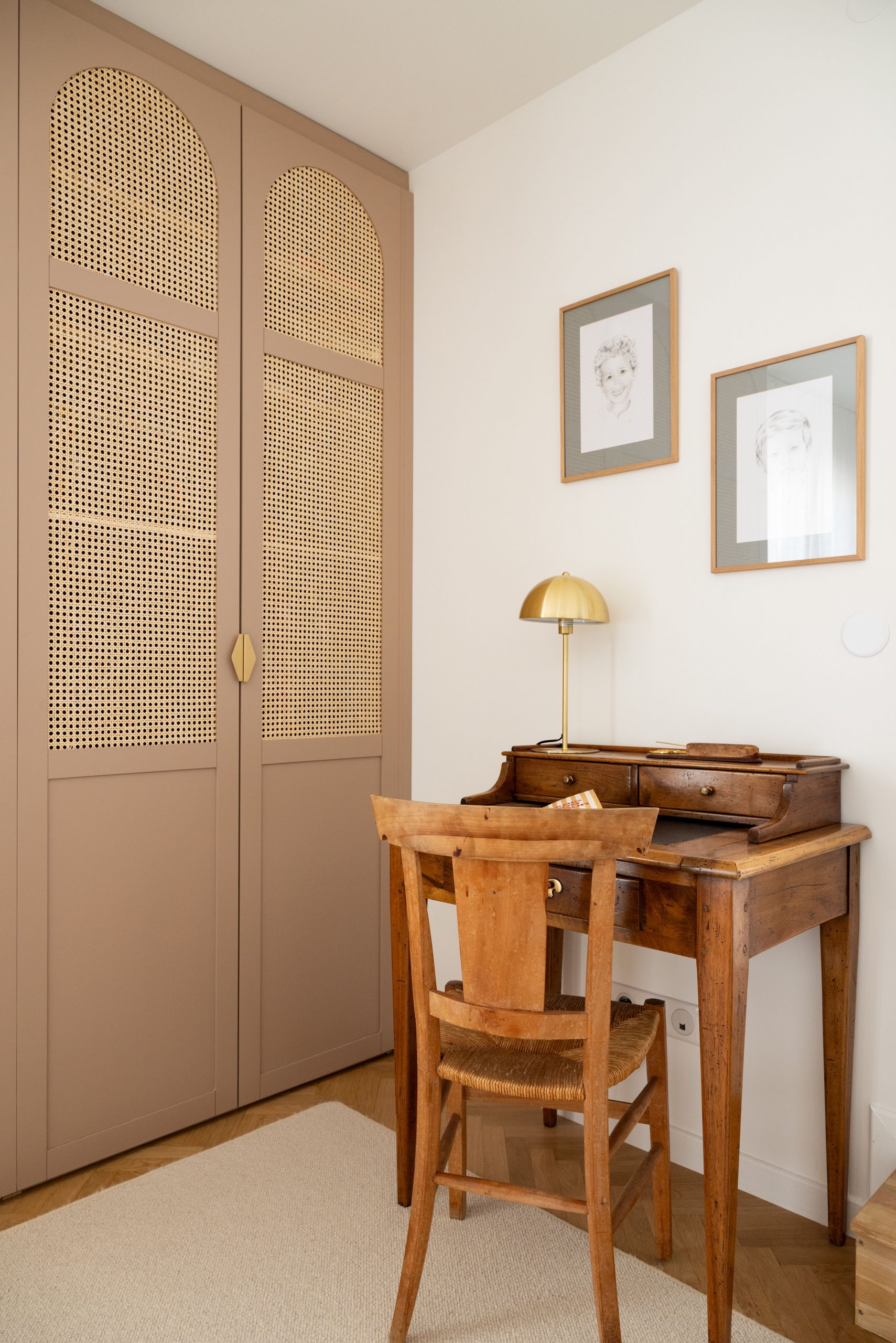 placard portes cannage décoration Studio Castille Photo : © Cassandre Favaro placard portes cannage décoration Studio Castille Photo : © Cassandre Favaro
