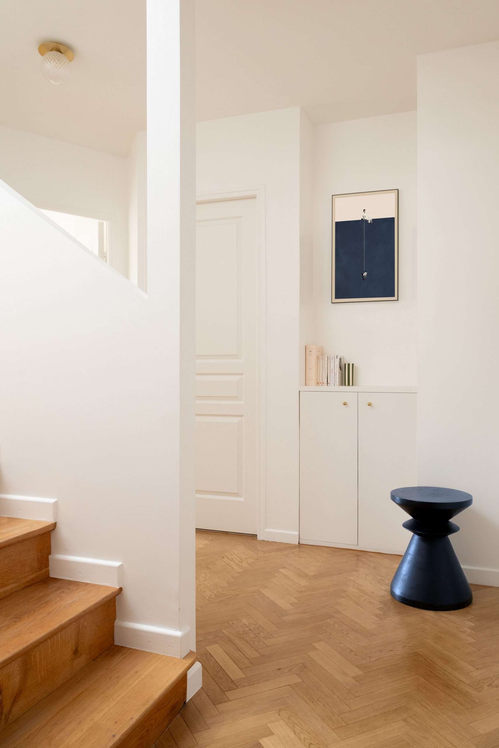 entrée décoration contemporaine appartement Paris Studio Castille Photo : © Cassandre Favaro entrée décoration contemporaine appartement Paris Studio Castille Photo : © Cassandre Favaro