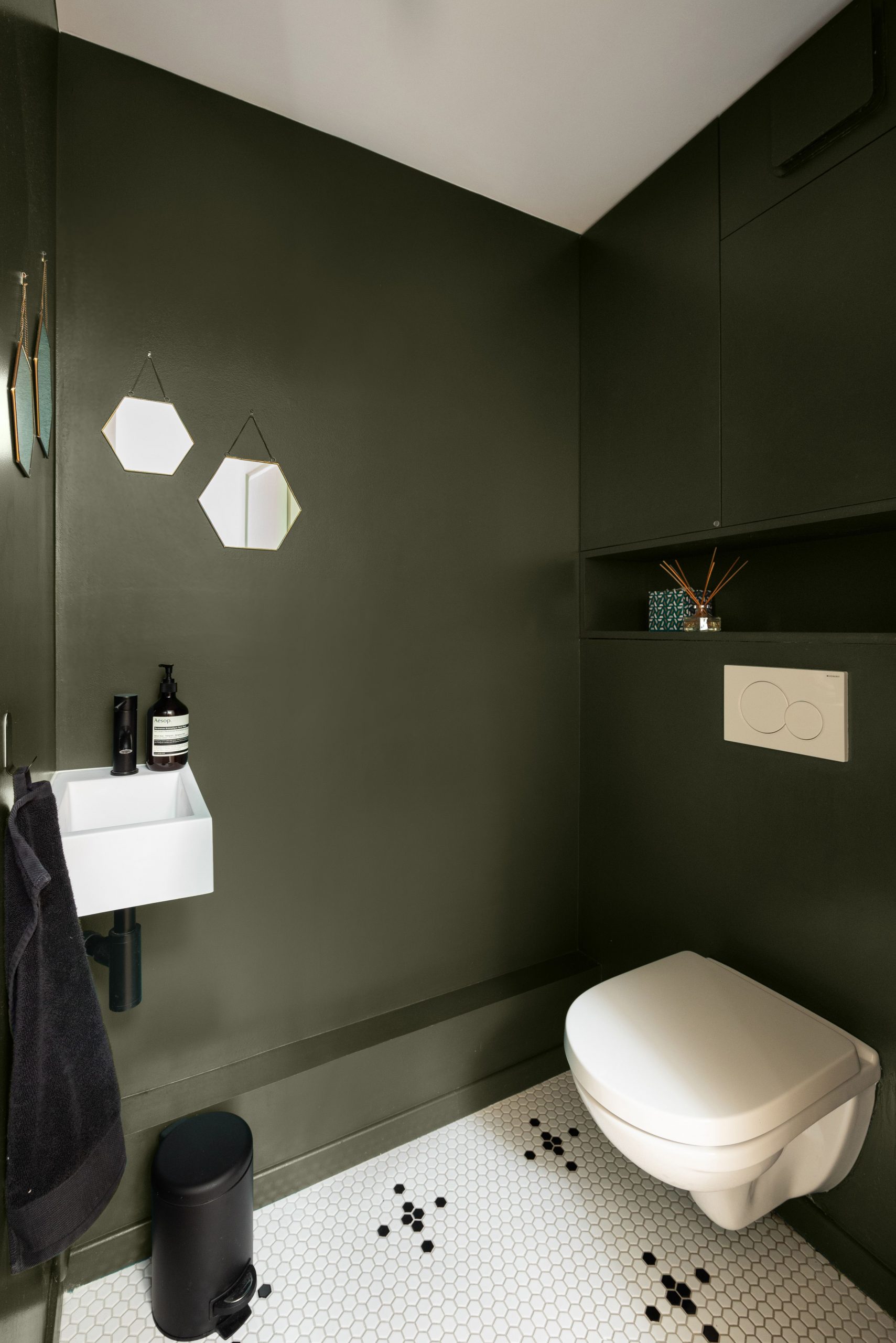 toilettes murs verts décoration contemporaine appartement Paris Studio Castille Photo : © Cassandre Favaro toilettes murs verts décoration contemporaine appartement Paris Studio Castille Photo : © Cassandre Favaro