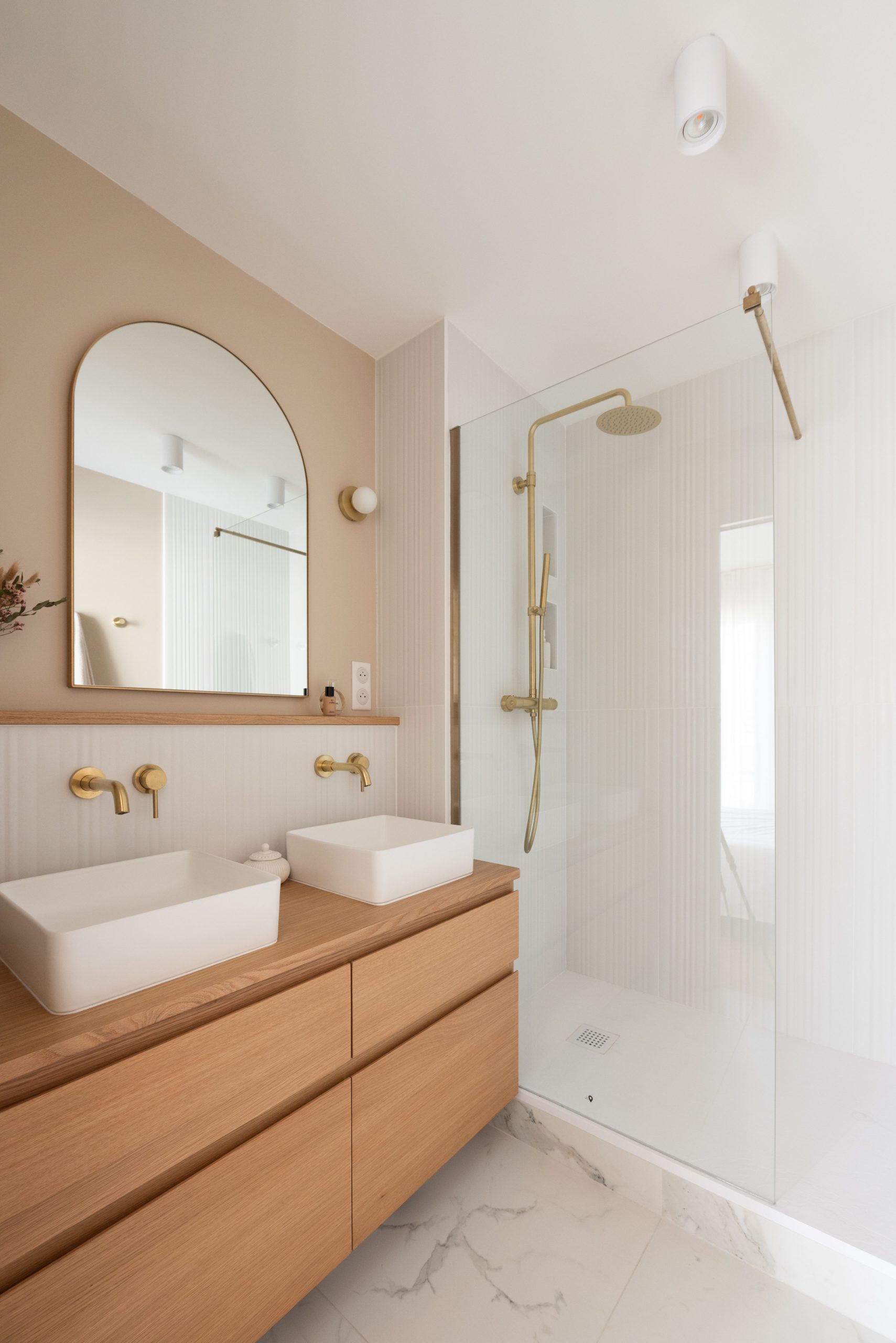 salle d salle d'eau Peach Fuzz décoration contemporaine appartement Paris Studio Castille Photo : © Cassandre Favaro