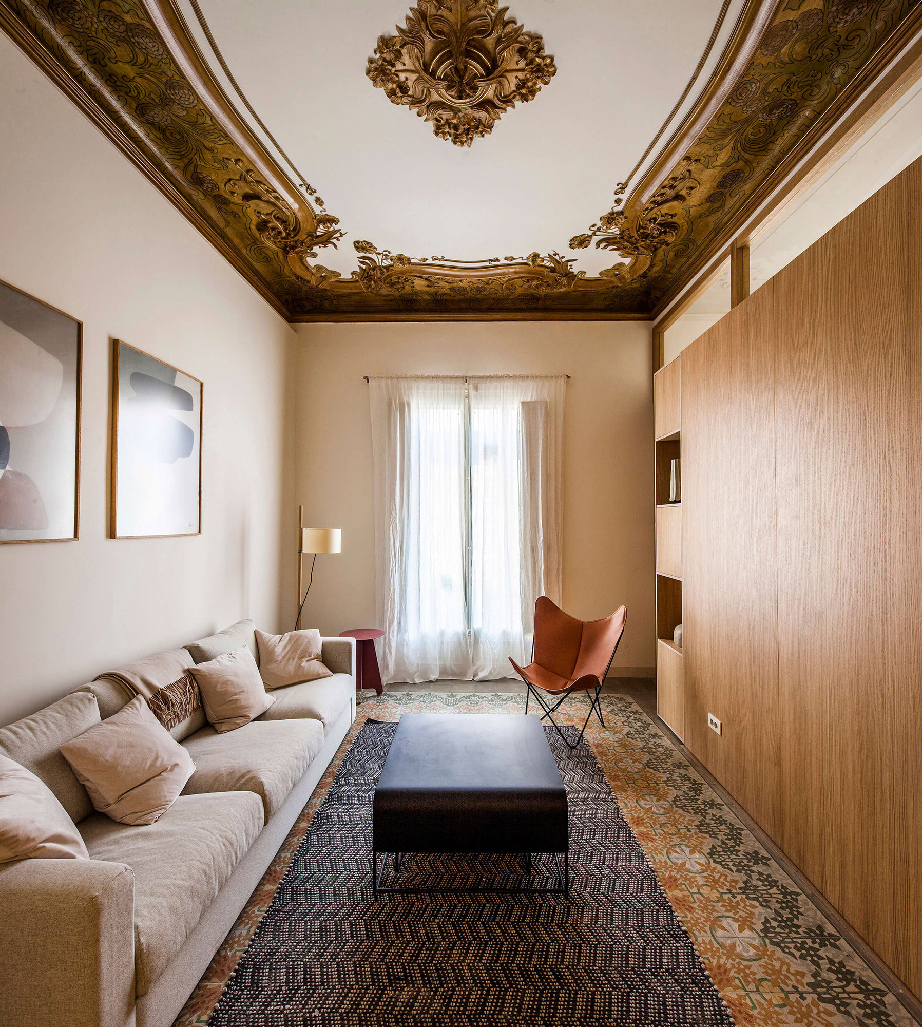 salon décoration contemporaine immeuble avec moulures