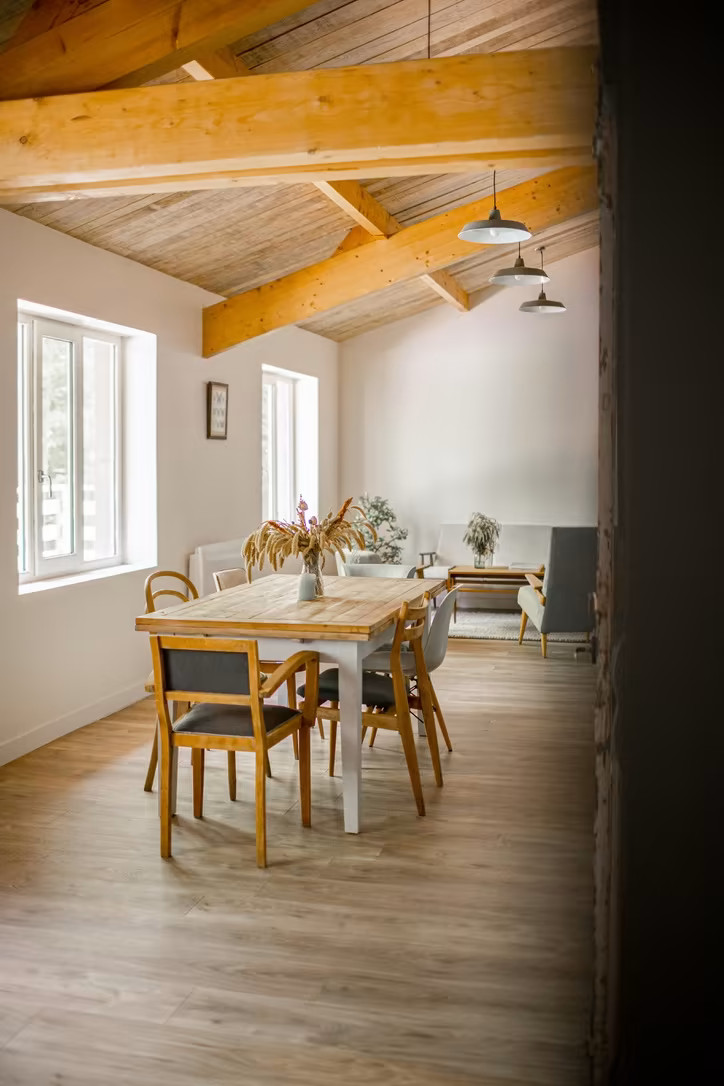 salle à manger avec poutres maison en bois
